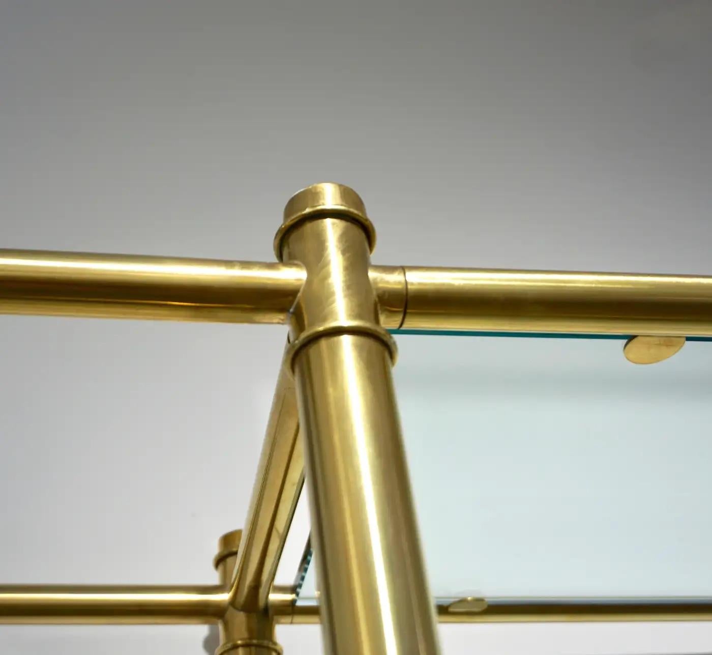 Scaffalatura tubolare moderna italiana in ottone dorato su base laccata nera in vendita 3