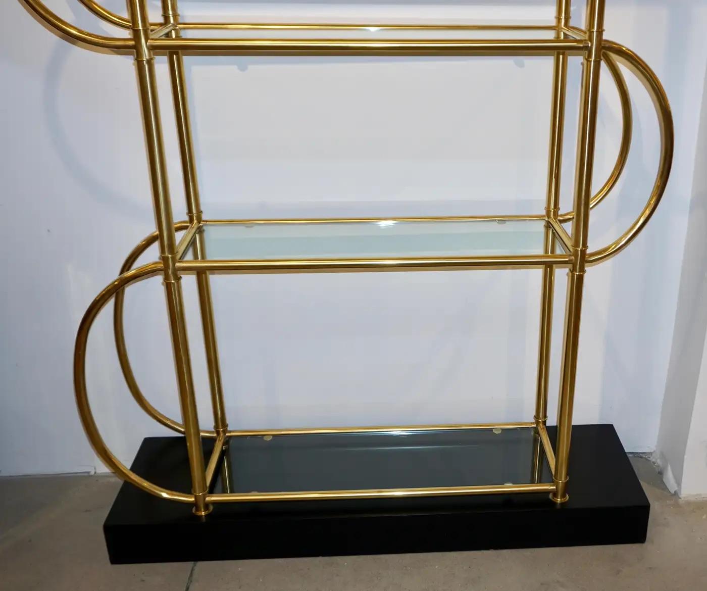 Scaffalatura tubolare moderna italiana in ottone dorato su base laccata nera in vendita 4