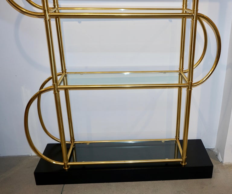 Italian Modern Gold Brass Tubular Shelving Unit Étagère on Black Lacquered Base For Sale at