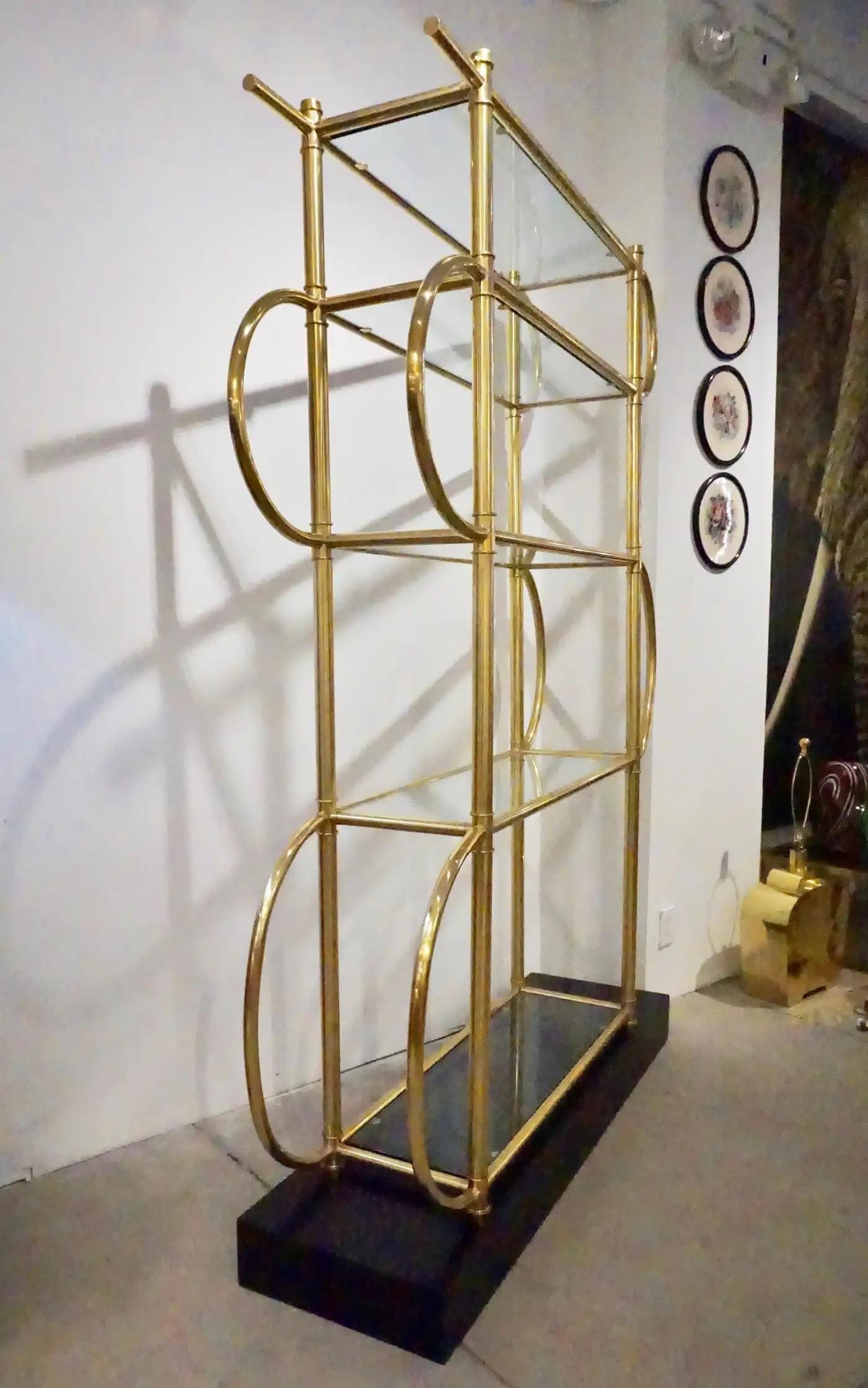 Scaffalatura tubolare moderna italiana in ottone dorato su base laccata nera in vendita 5