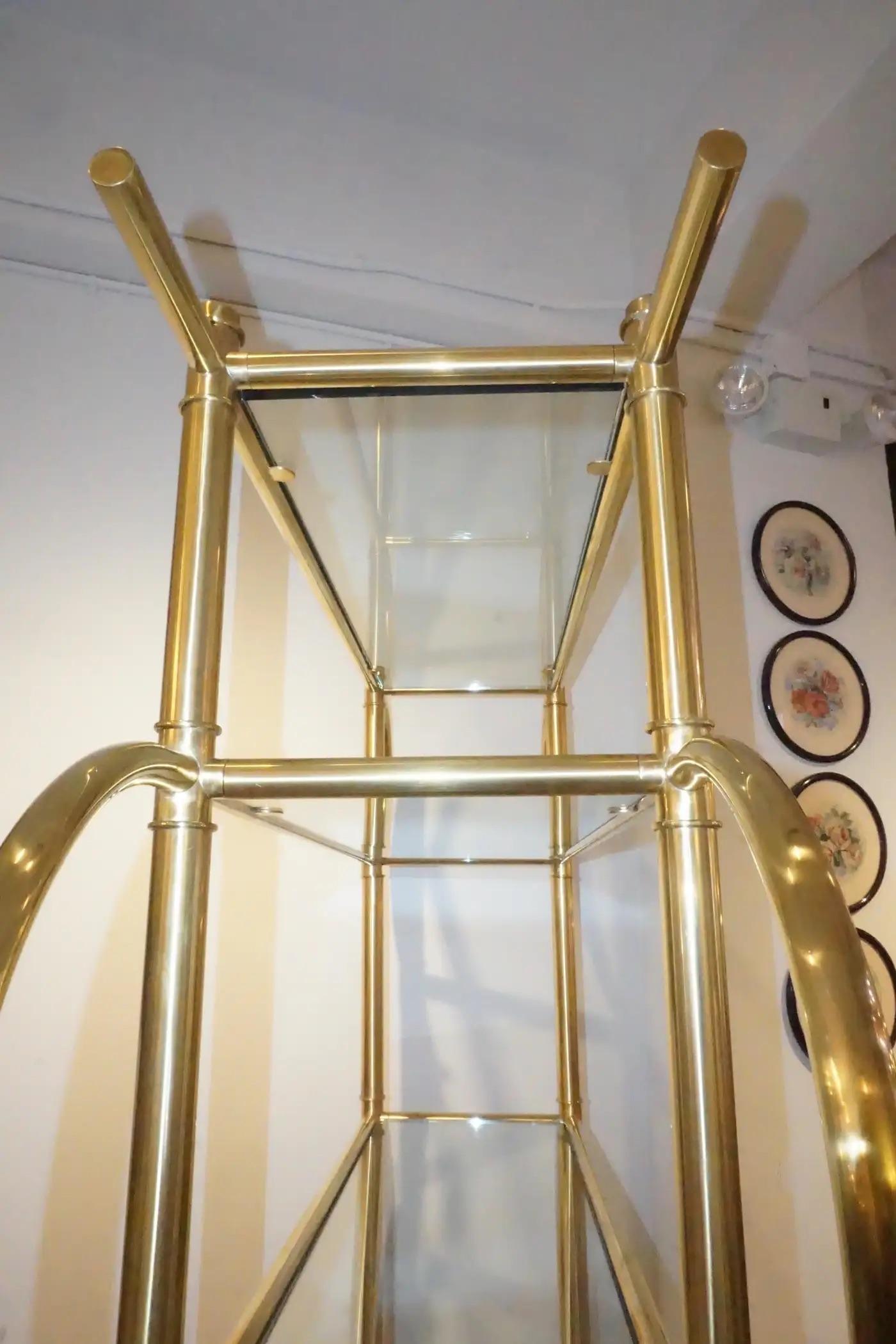 Scaffalatura tubolare moderna italiana in ottone dorato su base laccata nera in vendita 7
