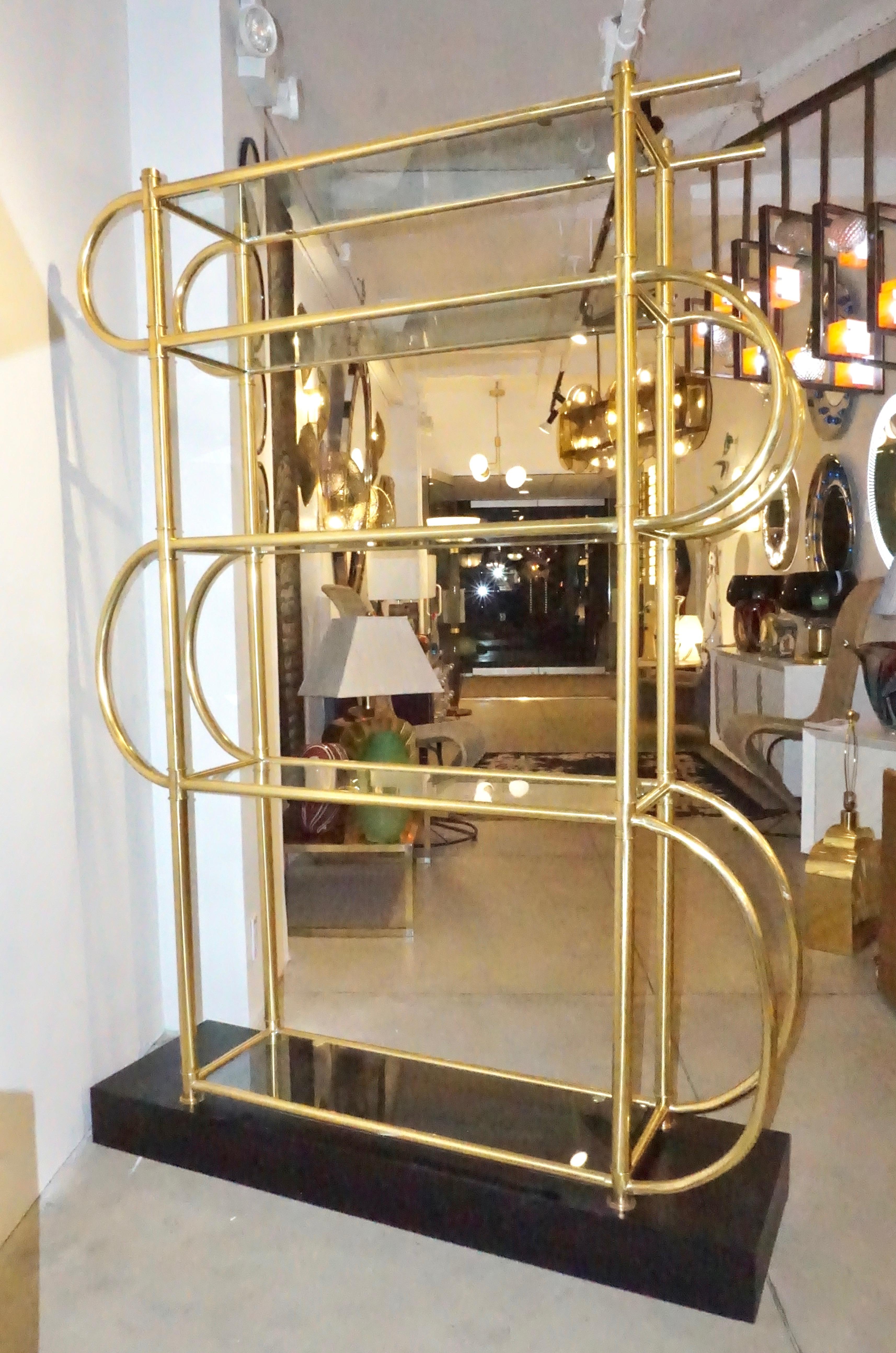 Italian Modern Gold Brass Tubular Shelving Unit Étagère on Black Lacquered Base For Sale 7