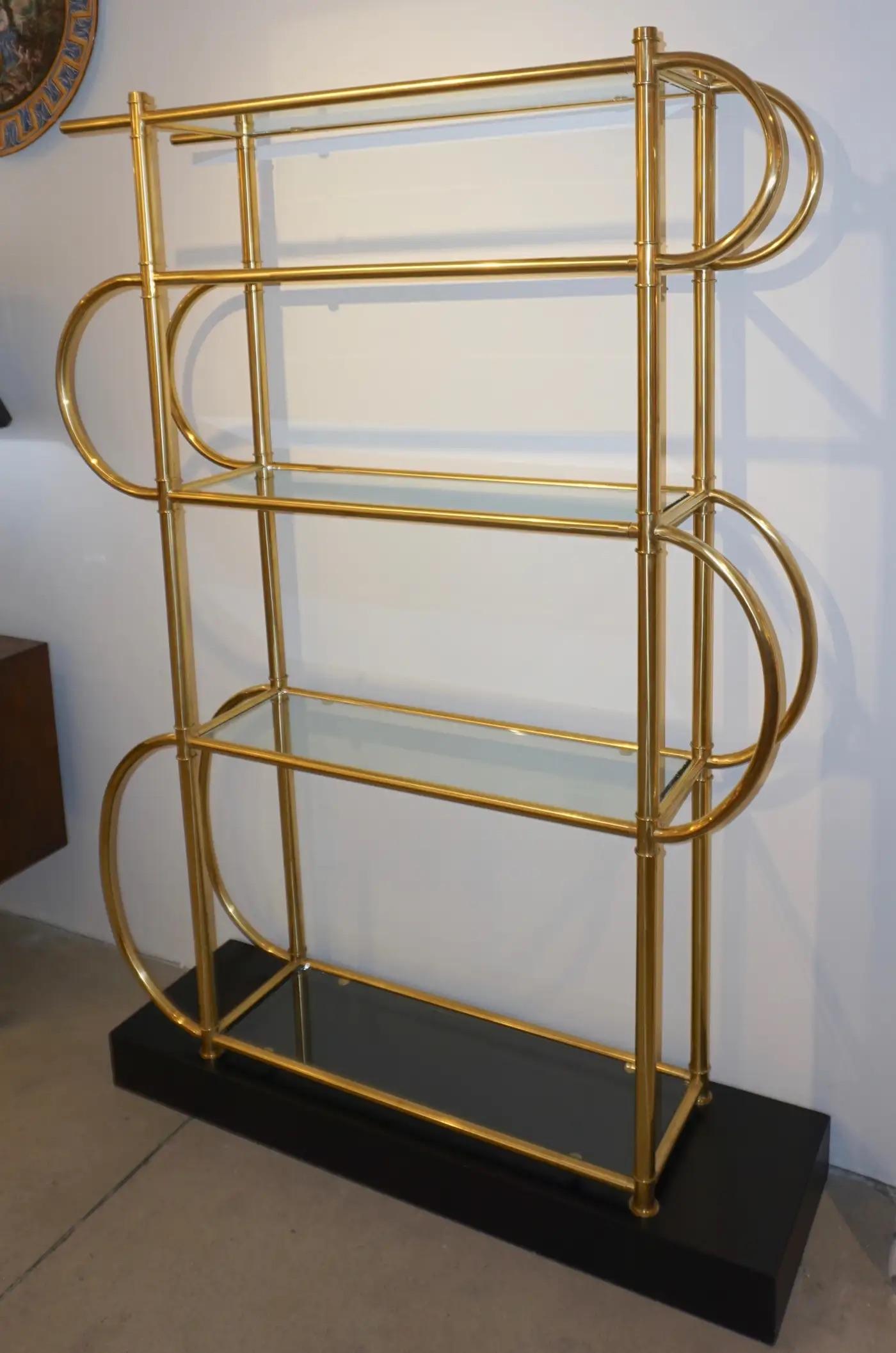 Libreria a giorno geometrica contemporanea personalizzabile, interamente realizzata a mano in Italia, dal design organico e moderno, la struttura tubolare in ottone lavorato a mano presenta 5 ripiani in vetro trasparente (37,5 pollici L x 13 P) ad