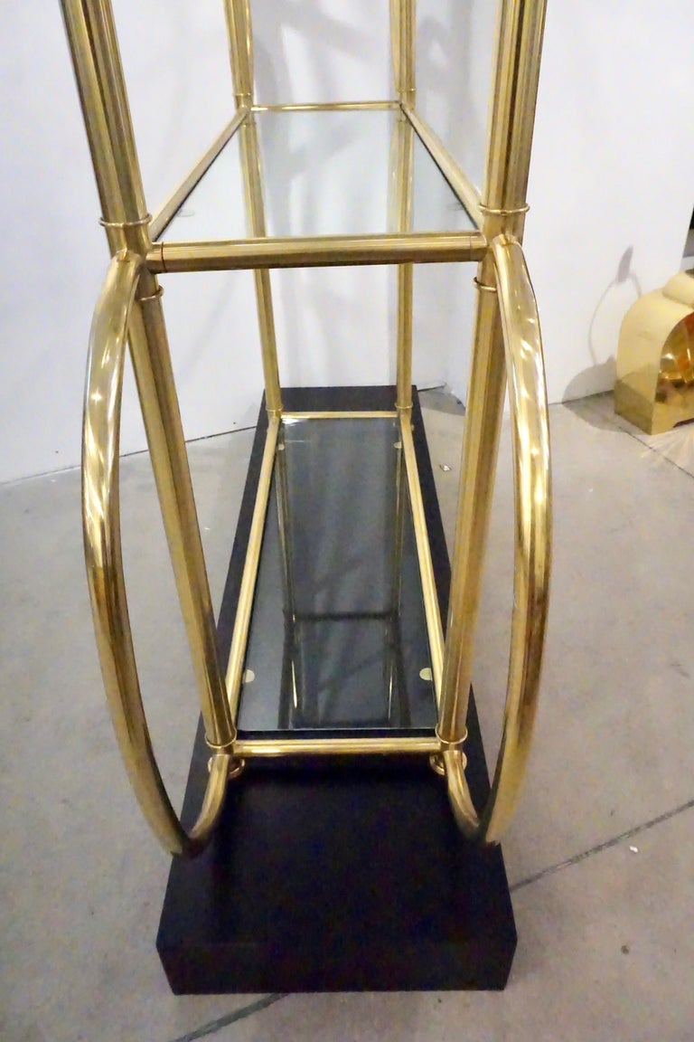 Italian Modern Gold Brass Tubular Shelving Unit Étagère on Black Lacquered Base For Sale at