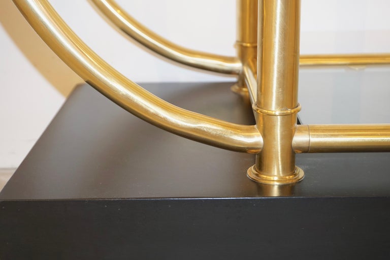 Italian Modern Gold Brass Tubular Shelving Unit Étagère on Black Lacquered Base For Sale at