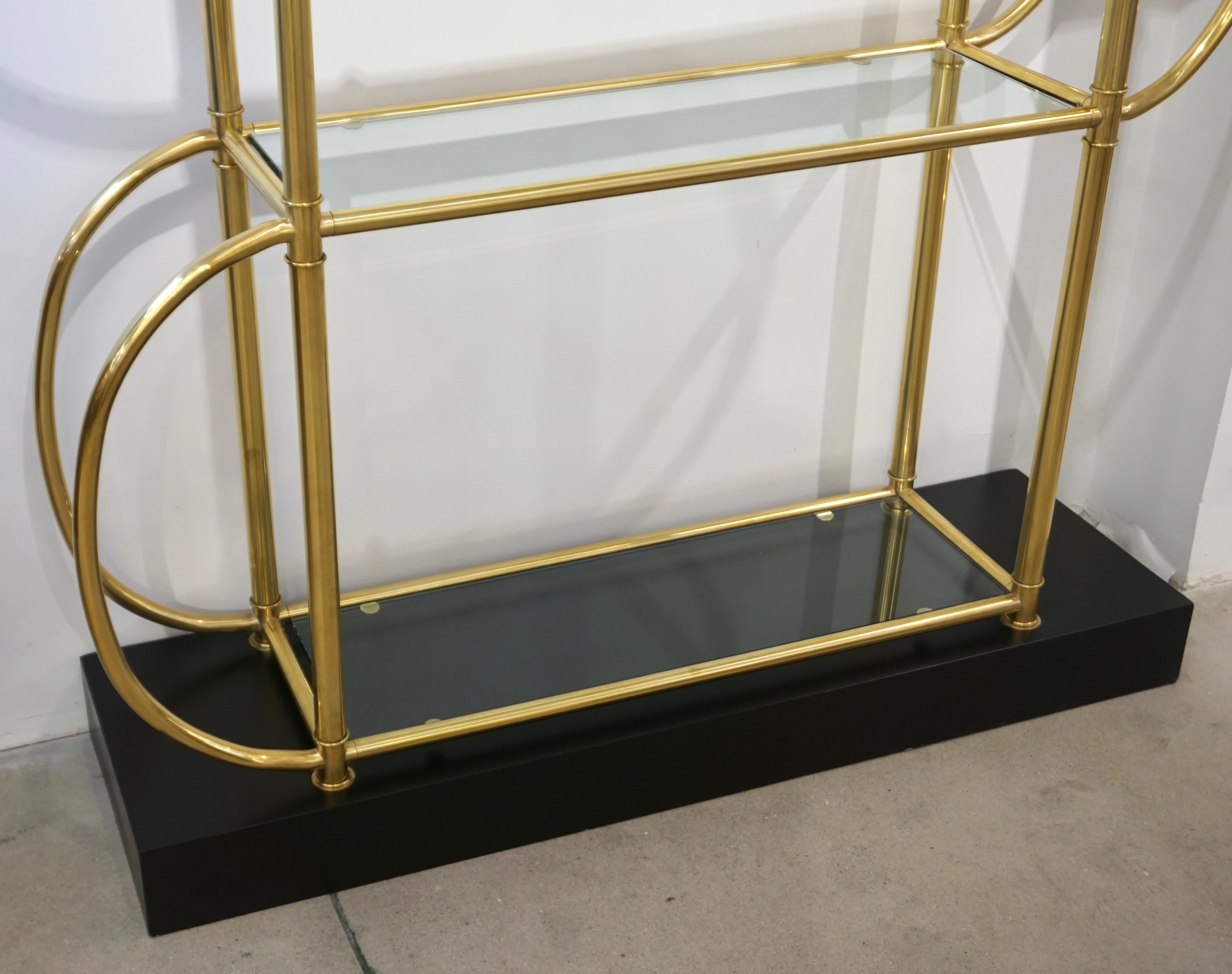 Italian Modern Gold Brass Tubular Shelving Unit Étagère on Black Lacquered Base In New Condition For Sale In New York, NY
