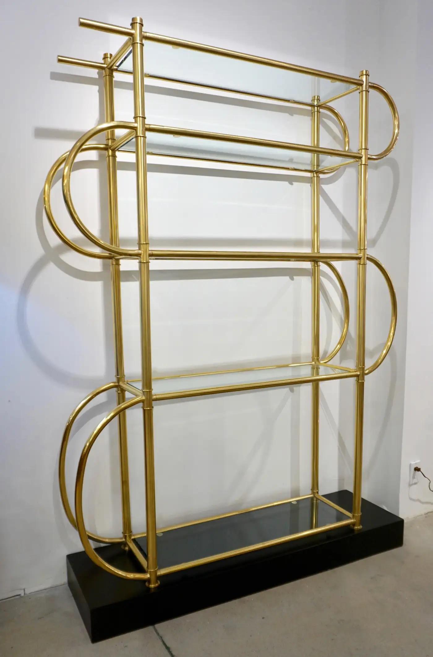 Scaffalatura tubolare moderna italiana in ottone dorato su base laccata nera in vendita 1