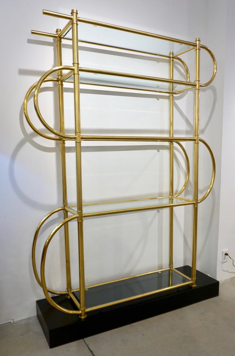 Italian Modern Gold Brass Tubular Shelving Unit Étagère on Black Lacquered Base For Sale at