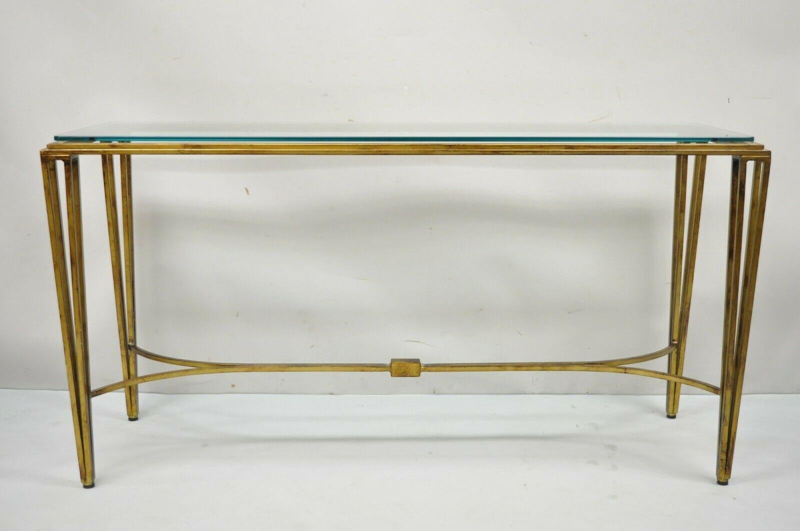 Table d'entrée moderne italienne, dorée à l'or fin, avec base en fer, dessus en verre, console de canapé de 56 pouces. Cet article se caractérise par une lourde base en fer forgé, un plateau en verre aux coins arrondis, une finition or bruni, le