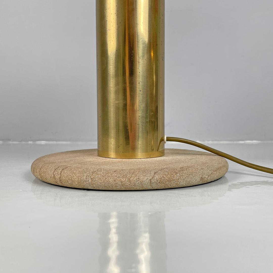 Lampe de table moderne italienne en laiton doré avec une base ronde en marbre beige, 1970 en vente 9