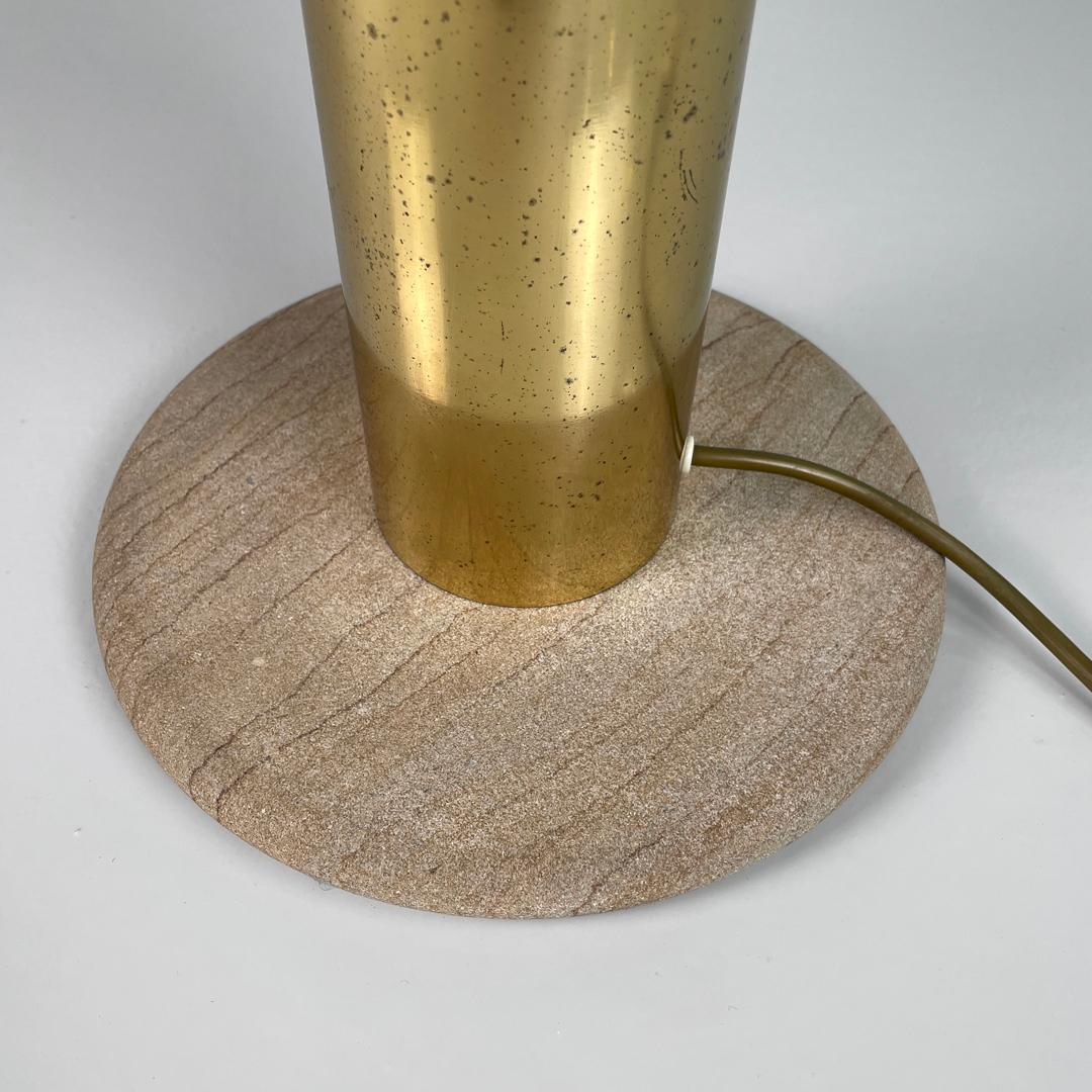 Lampe de table moderne italienne en laiton doré avec une base ronde en marbre beige, 1970 en vente 10