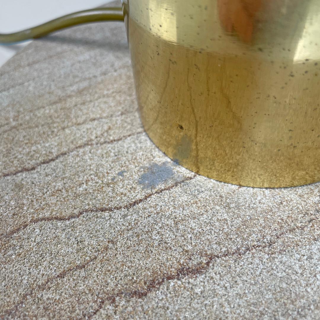Lampe de table moderne italienne en laiton doré avec une base ronde en marbre beige, 1970 en vente 11