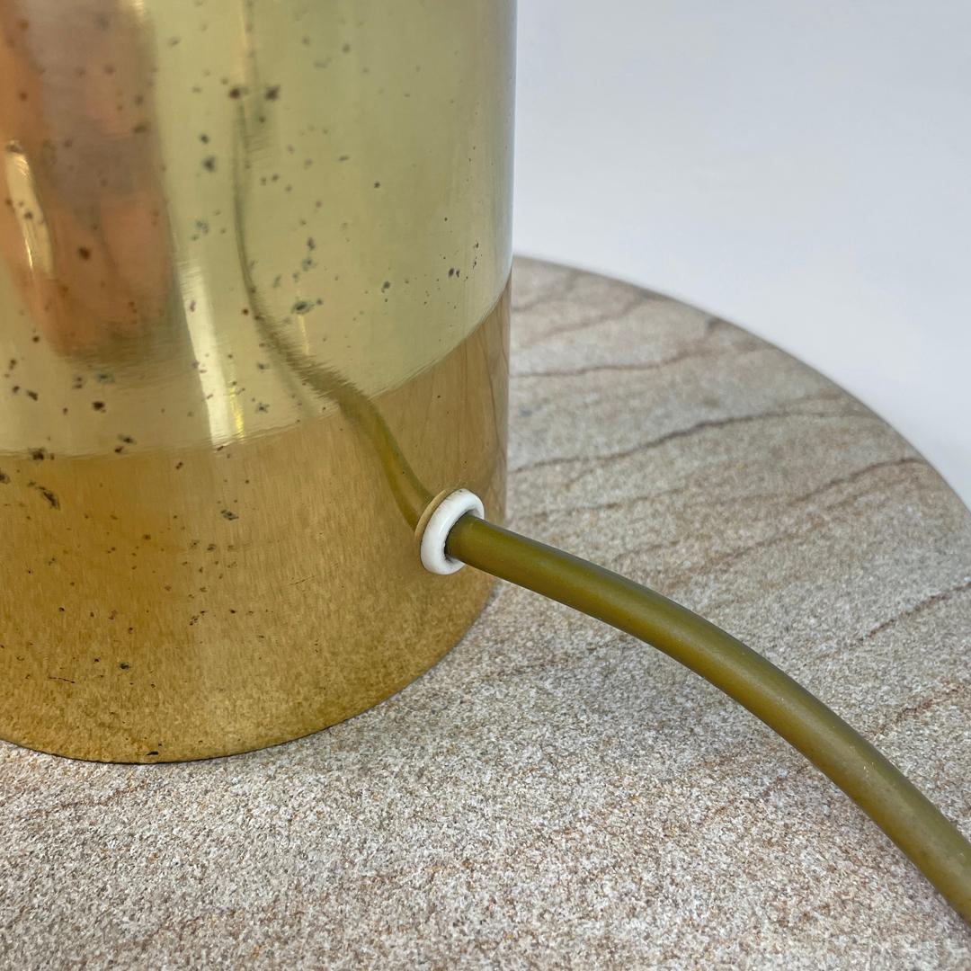 Lampe de table moderne italienne en laiton doré avec une base ronde en marbre beige, 1970 en vente 12