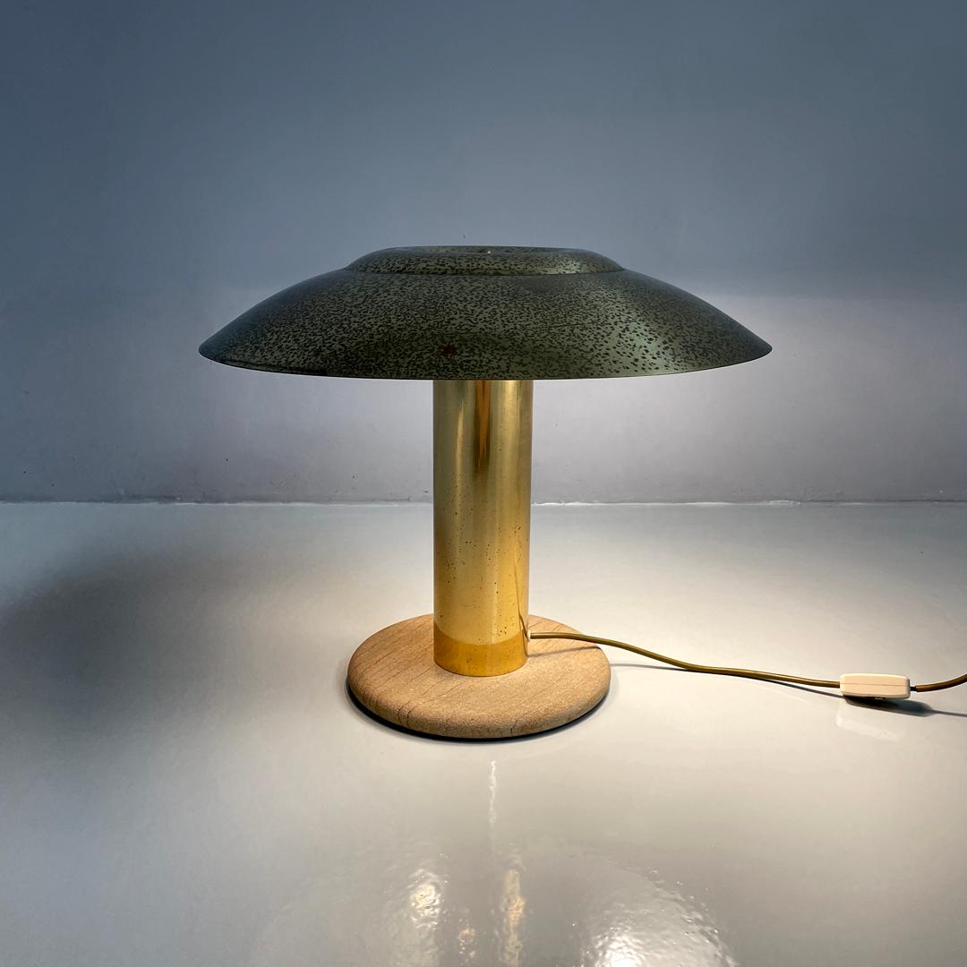 Lampe de table moderne italienne en laiton doré avec une base ronde en marbre beige, 1970
Lampe de table à base ronde. Le grand abat-jour arrondi est en laiton, tout comme la petite sphère décorative au centre, son intérieur est peint en blanc. La
