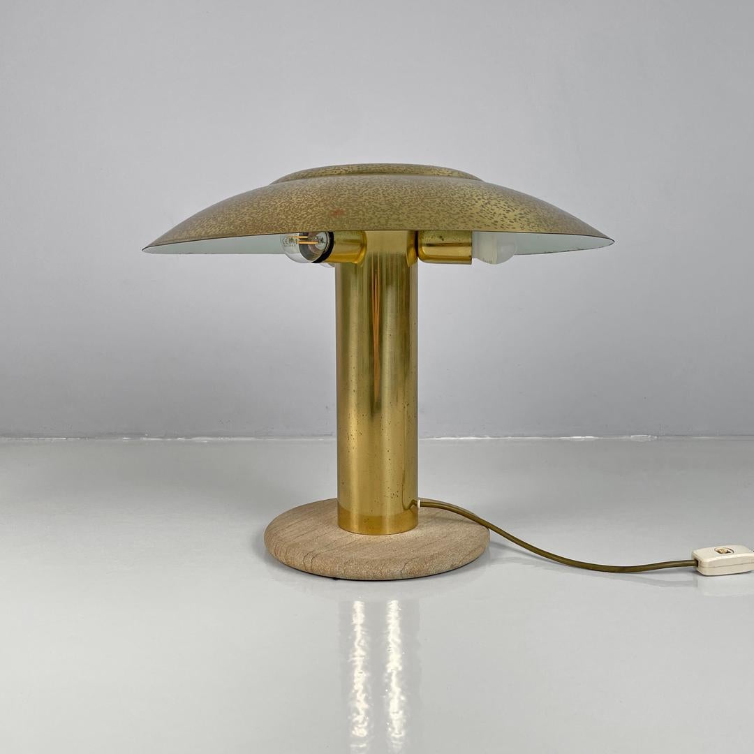 Moderne Lampe de table moderne italienne en laiton doré avec une base ronde en marbre beige, 1970 en vente