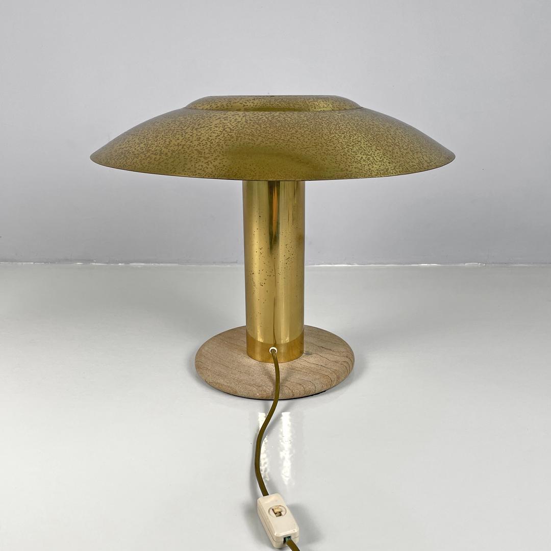 Lampe de table moderne italienne en laiton doré avec une base ronde en marbre beige, 1970 État moyen - En vente à MIlano, IT