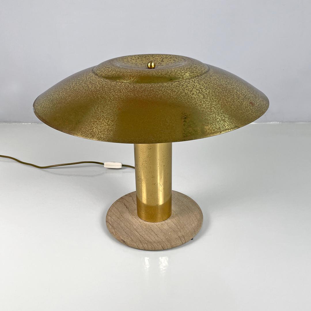 Fin du 20e siècle Lampe de table moderne italienne en laiton doré avec une base ronde en marbre beige, 1970 en vente
