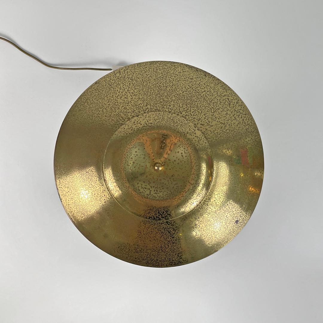 Laiton Lampe de table moderne italienne en laiton doré avec une base ronde en marbre beige, 1970 en vente