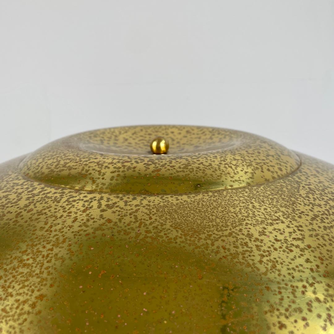 Lampe de table moderne italienne en laiton doré avec une base ronde en marbre beige, 1970 en vente 1