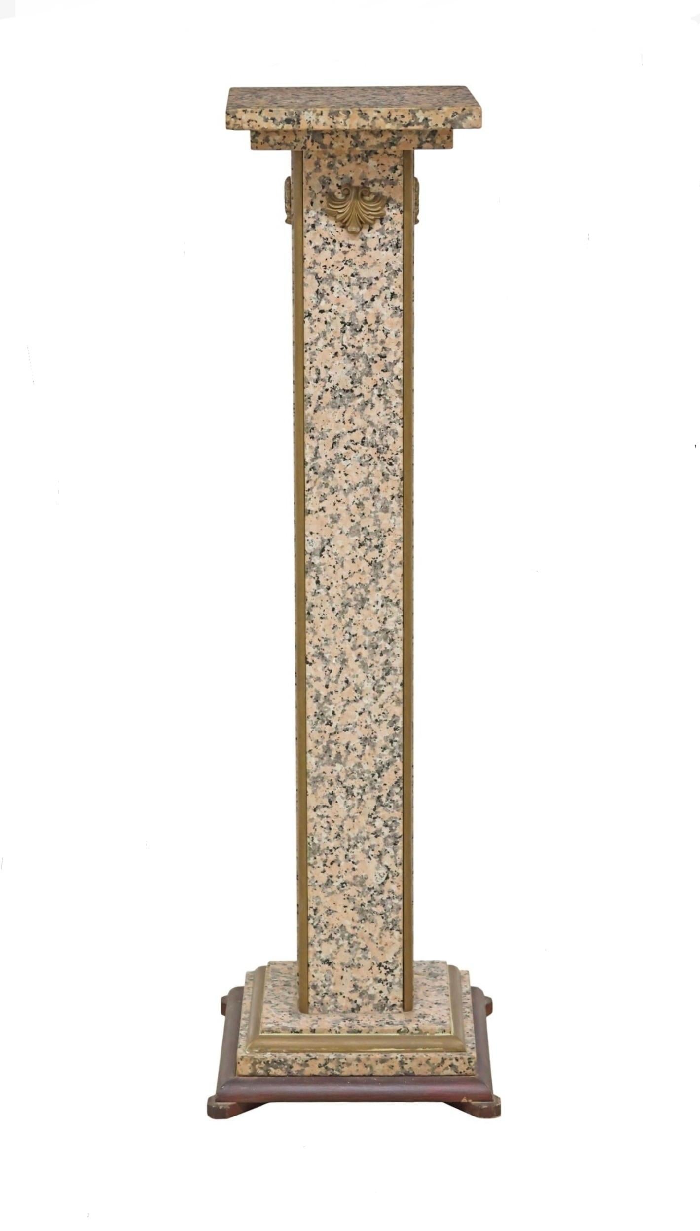 Verleihen Sie diesem luxuriösen, modernen Granitsockel aus vergoldeter Bronze einen Hauch von raffinierter Opulenz und eleganter Raffinesse. 

Italien, 20. Jh., hochglanzpolierter, massiver, rosafarbener Granit, mit quadratischer Platte, gerader