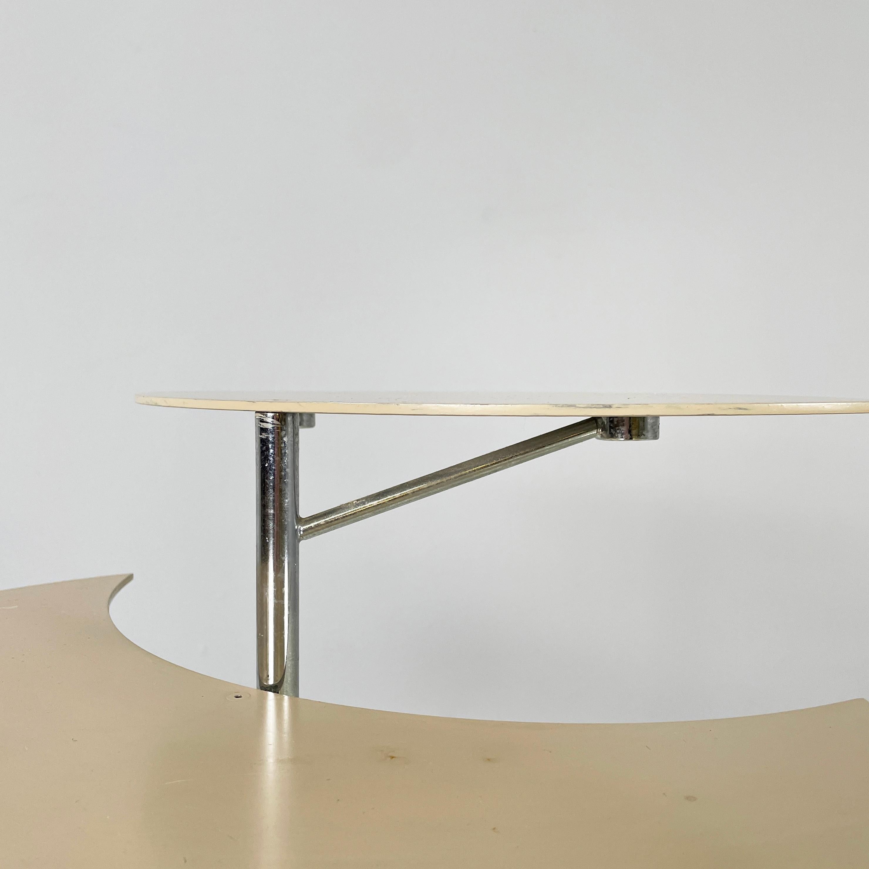 Mesa de centro redonda moderna italiana de metal gris y blanco con estante doble, años 90 en venta 2