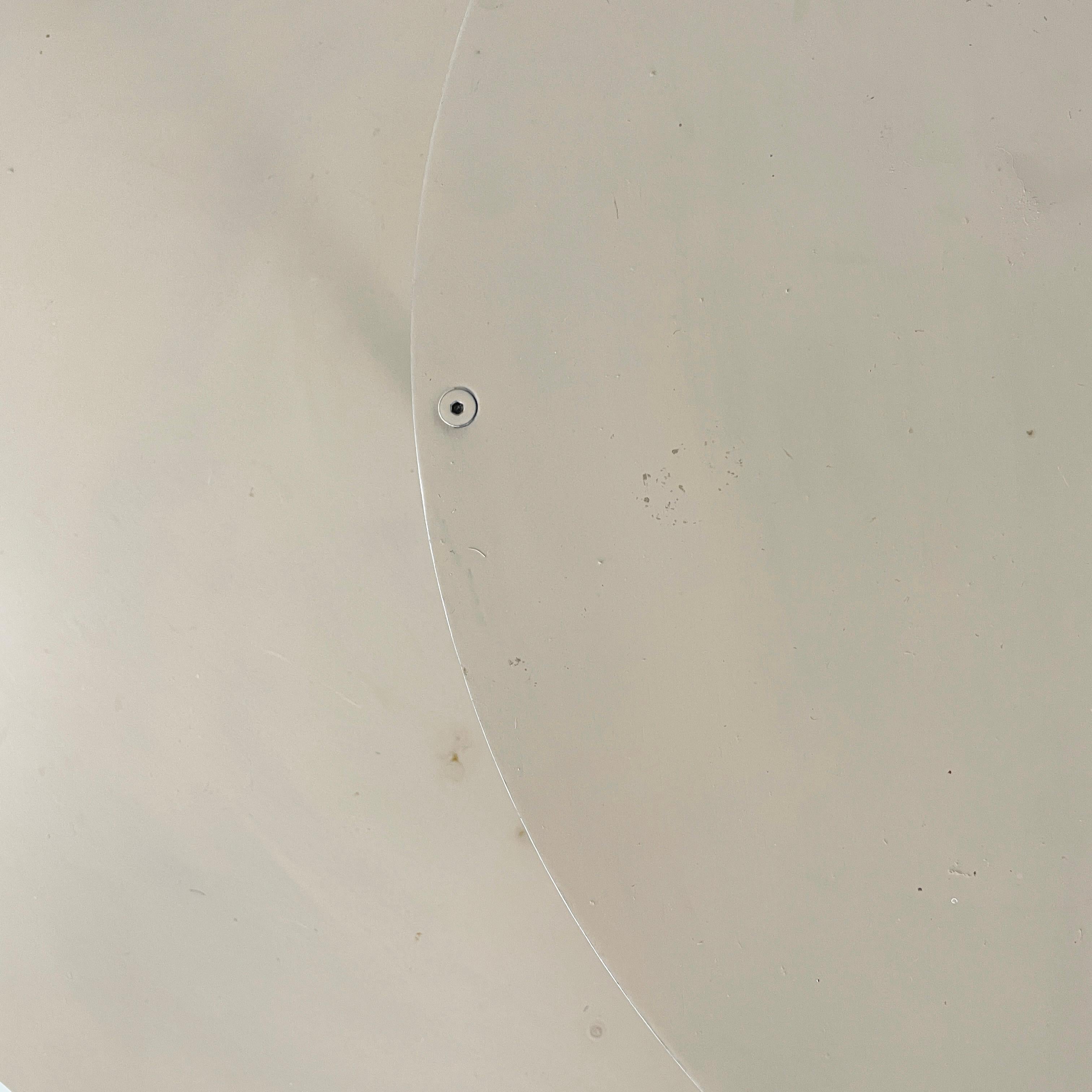 Mesa de centro redonda moderna italiana de metal gris y blanco con estante doble, años 90 en venta 3