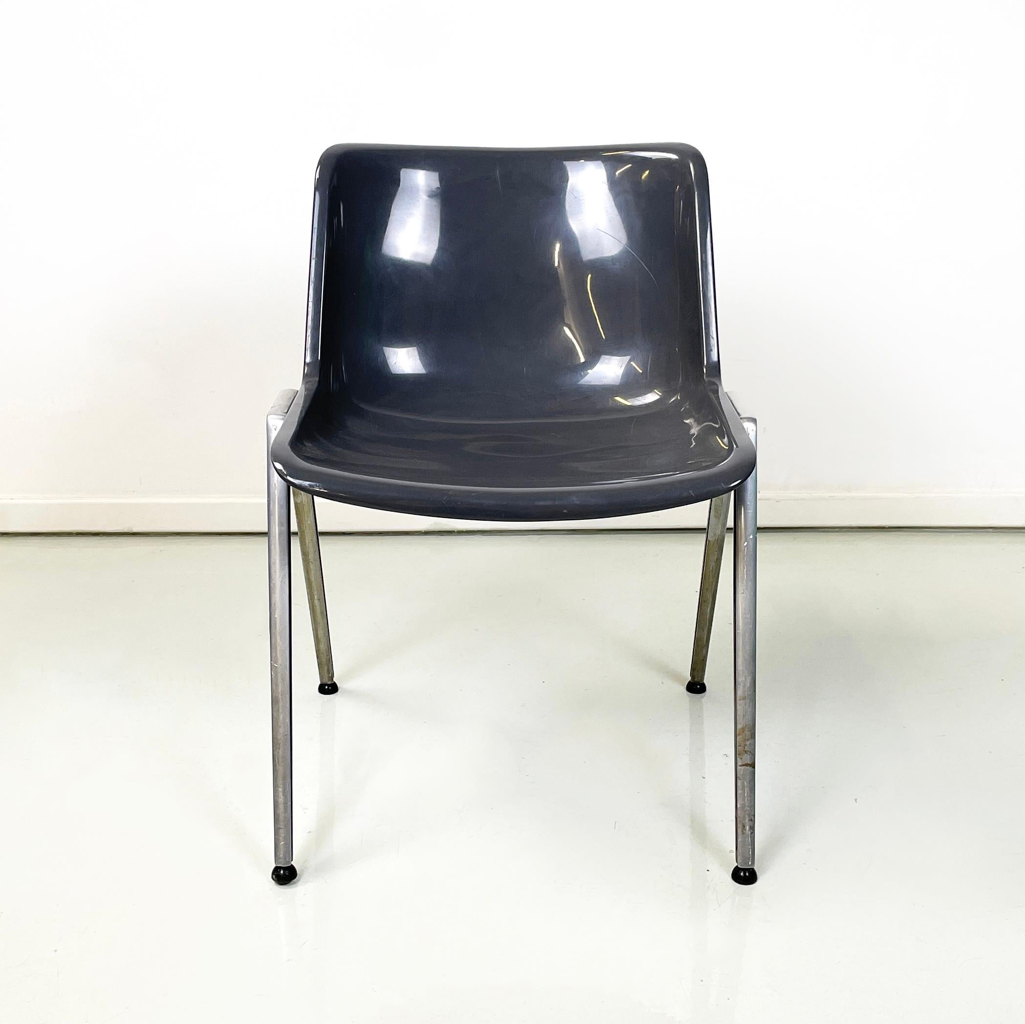 Italian modern Gray plastic aluminum Chair Modus SM 203 by Osvaldo Borsani for Tecno, 1980s
Chair mod. Modus SM 203 with seat and backrest composed of a curved gray plastic monocoque. The aluminum legs are squared. Round black rubber feet.
