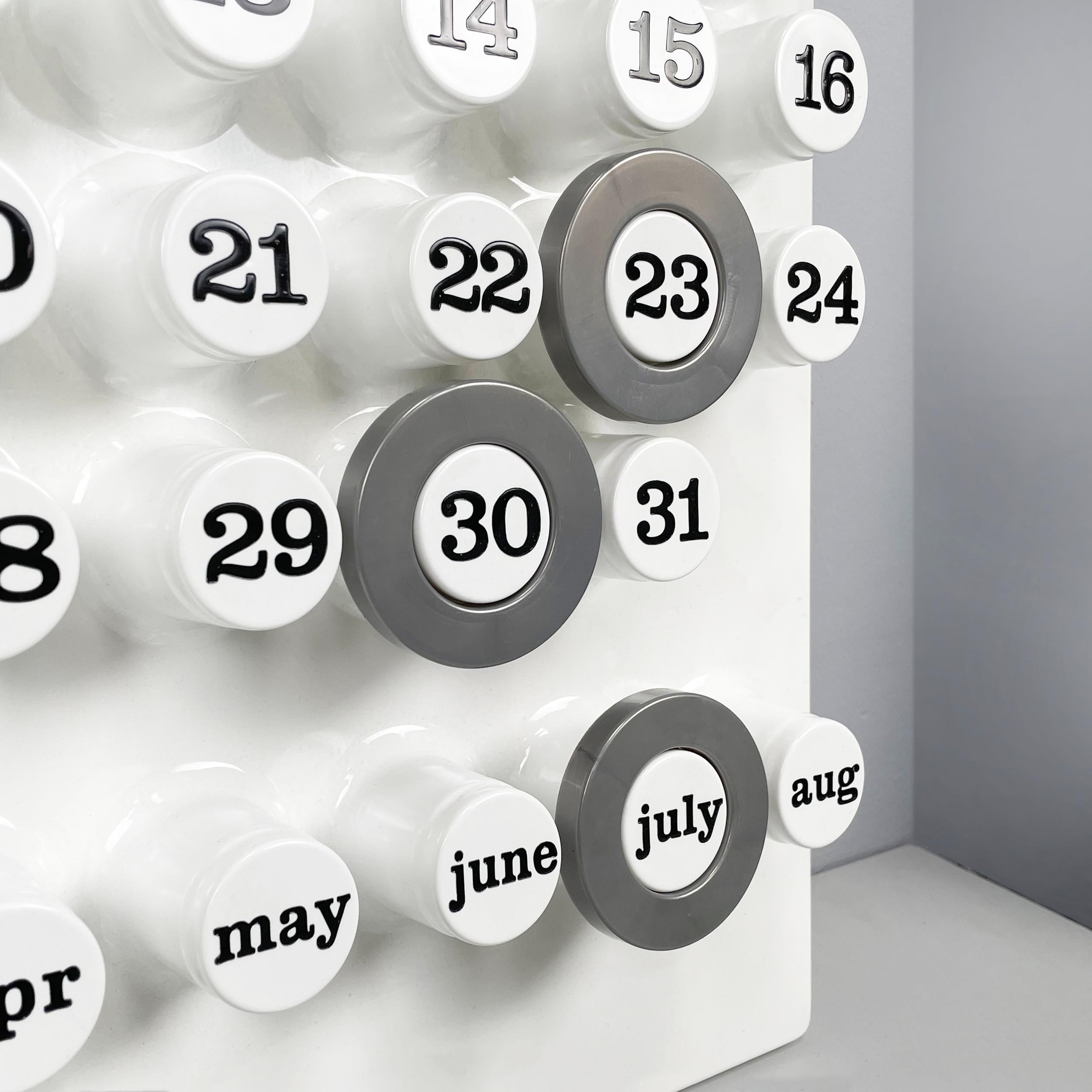 Italian modern silver gray rings for the perpetual wall calendar by Ring A Date, 2020s
Set of 3 round rings for the perpetual wall calendar by Ring A Date, in  silver gray  plastic. The ring has the function of marking the day, number and month on
