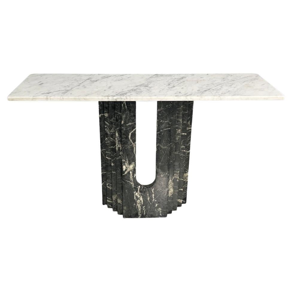 Italian modern green and white marble console, 1980s
Vintage and fantastic console with rectangular top entirely in marble. The base is in green marble and is composed of five legs joined with a decorative central hole.
The top is in white marble