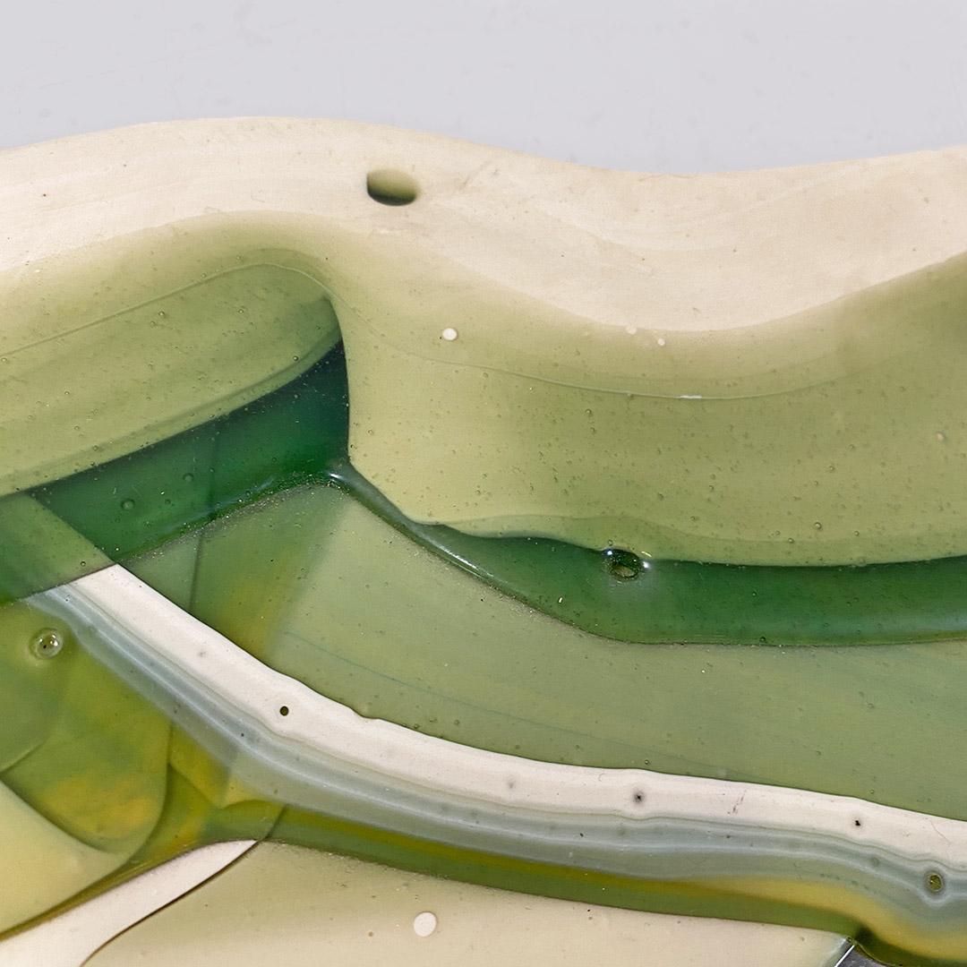 Italienischer moderner grüner und weißer Harzspiegel von Gaetano Pesce Fish Design 1980er (Ende des 20. Jahrhunderts) im Angebot
