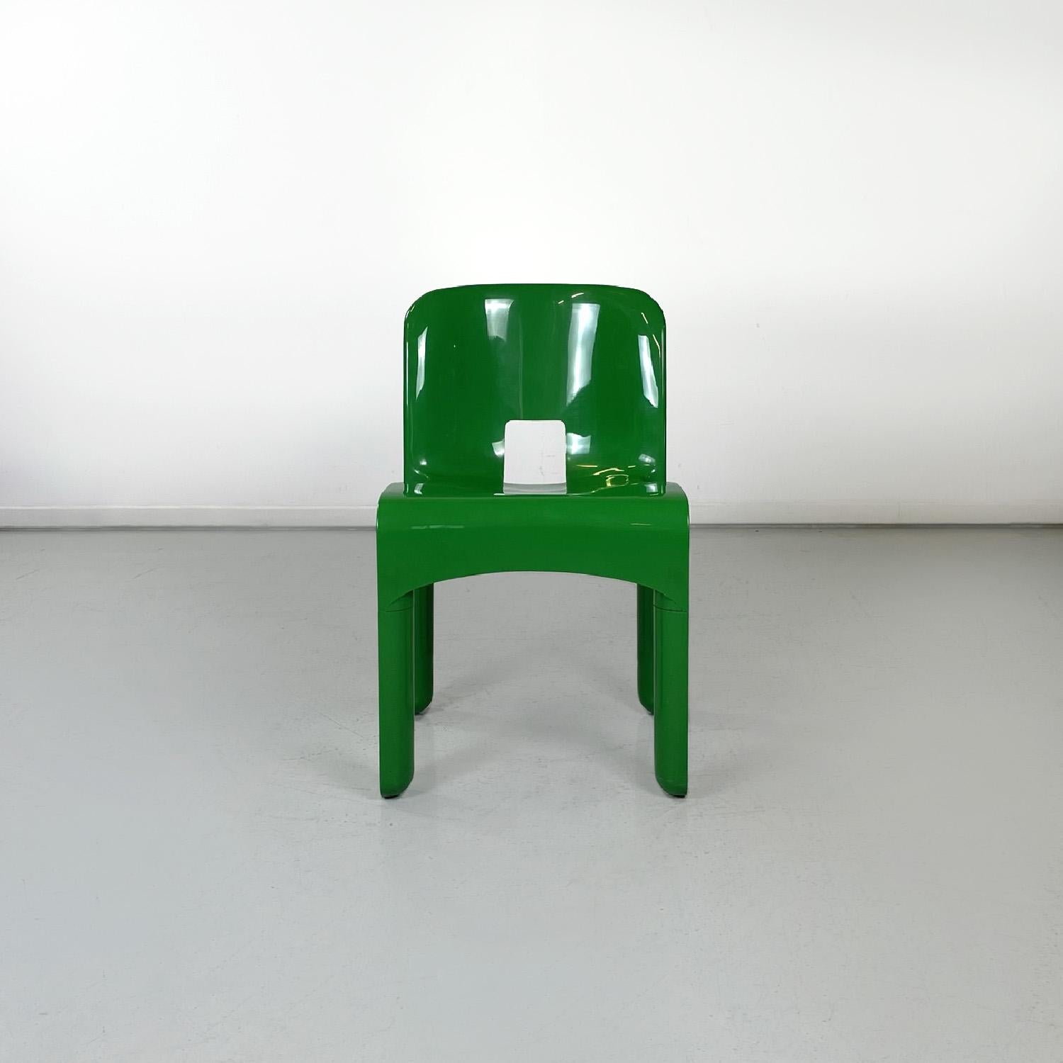 Italian modern green Chairs 4868 Universal Chair by Joe Colombo Kartell, 1970s
Pair of chairs mod. 4868, also known as the Sedia Universale, in glossy green ABS plastic. The slightly curved backrest is rectangular with rounded upper corners. There