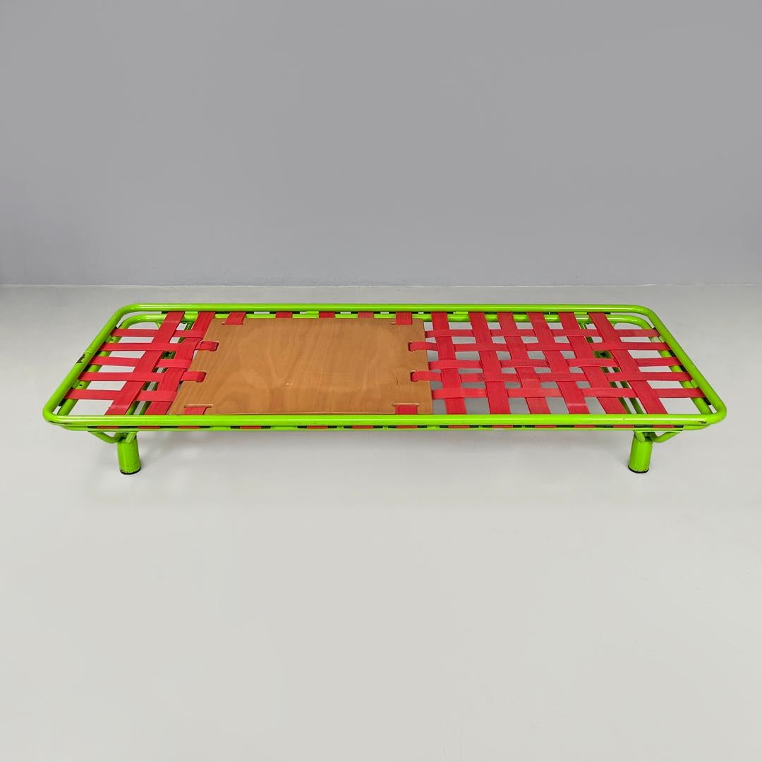 Italian modern green daybed or bed in metal and wood with red straps, 1980s In Fair Condition For Sale In MIlano, IT