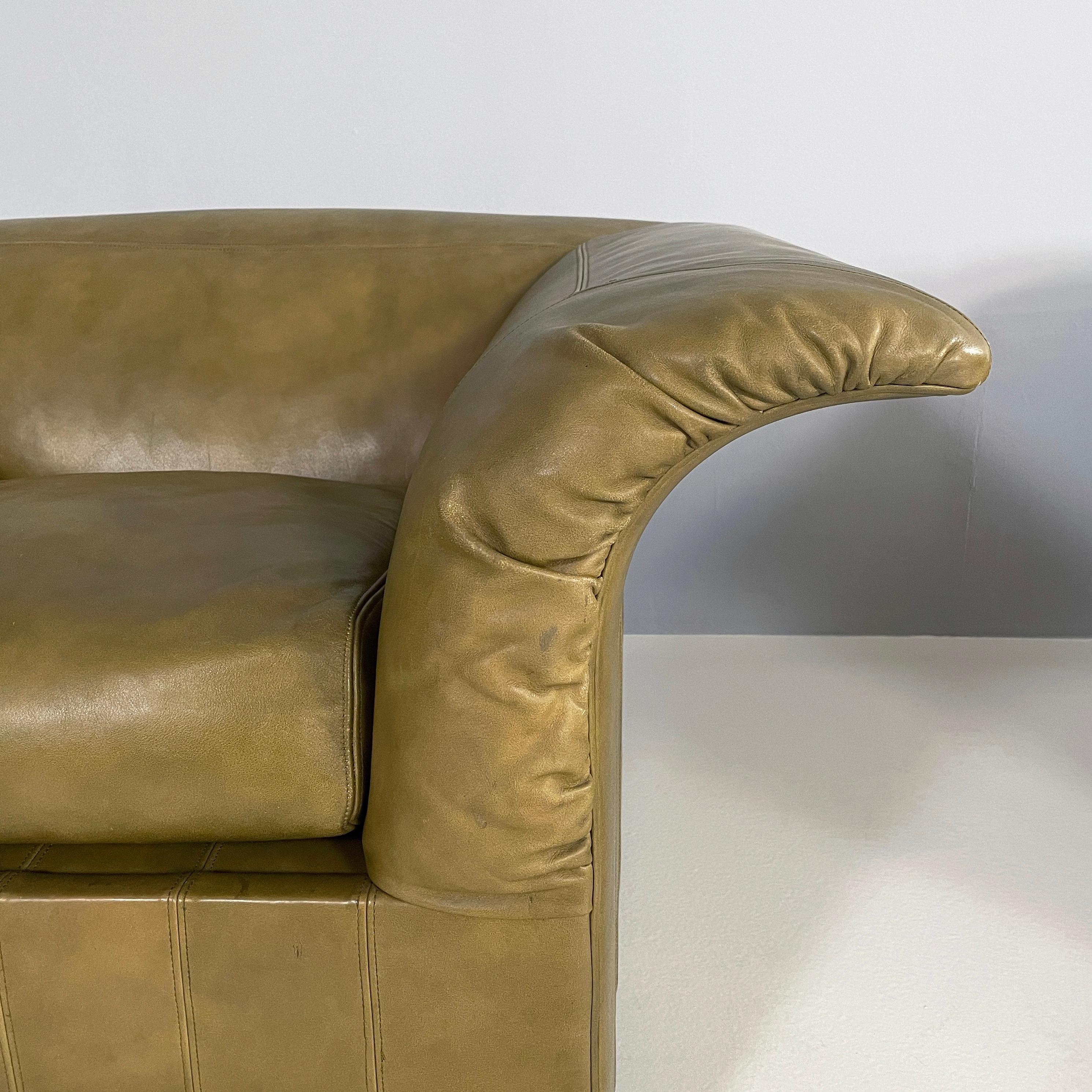 Italian modern Green leather armchairs by  Luigi Massoni for Poltrona Frau 1970s For Sale 2