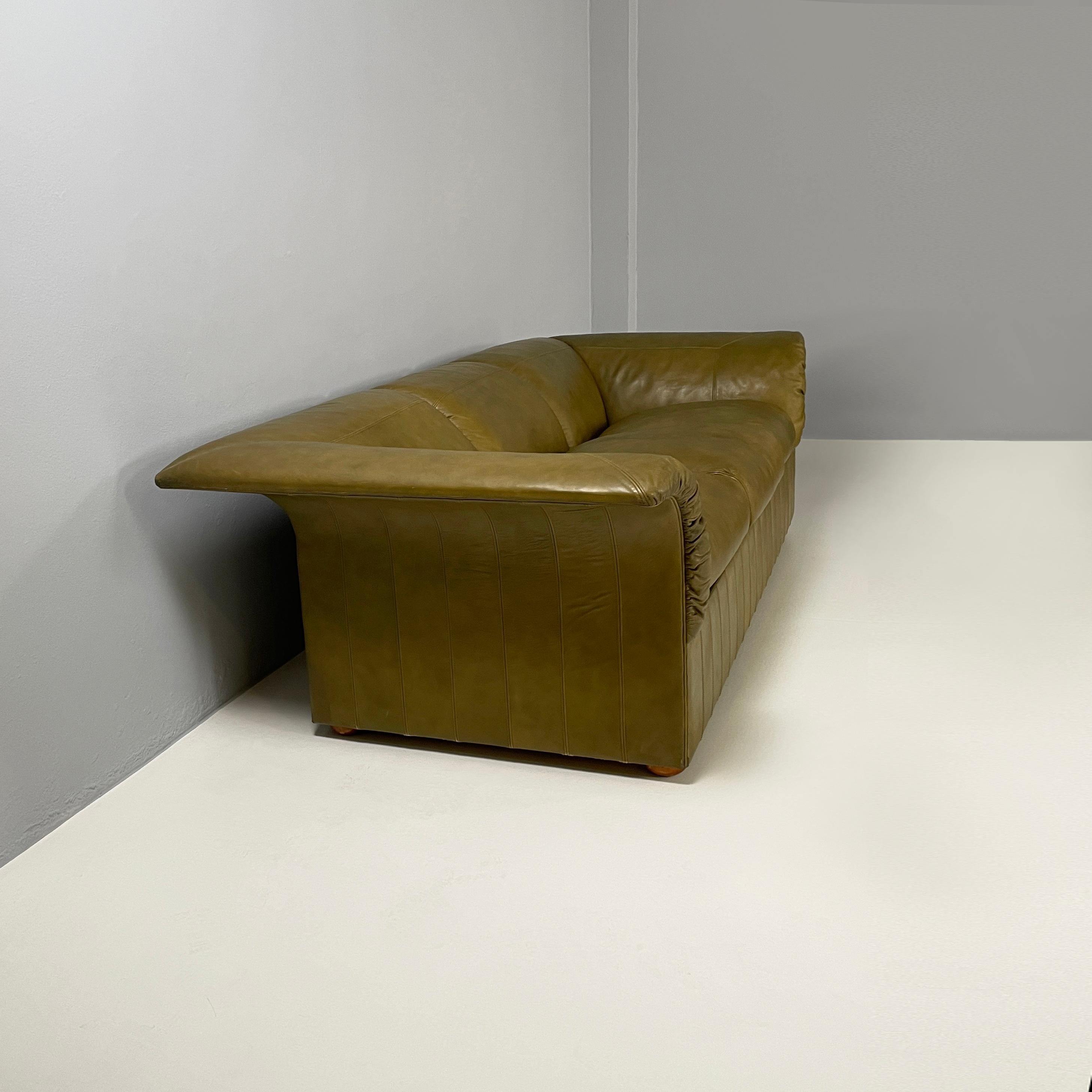 Moderne Canapé moderne italien en cuir vert  Luigi Massoni pour Poltrona Frau, 1970 en vente