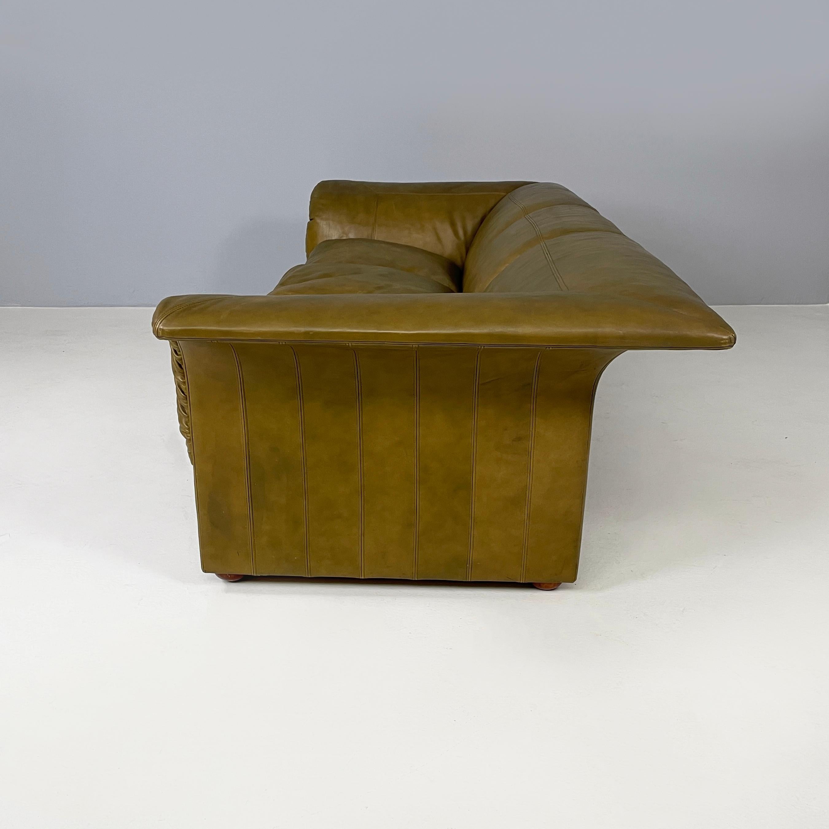 Italian modern Green leather sofa by  Luigi Massoni for Poltrona Faru, 1970s In Good Condition For Sale In MIlano, IT