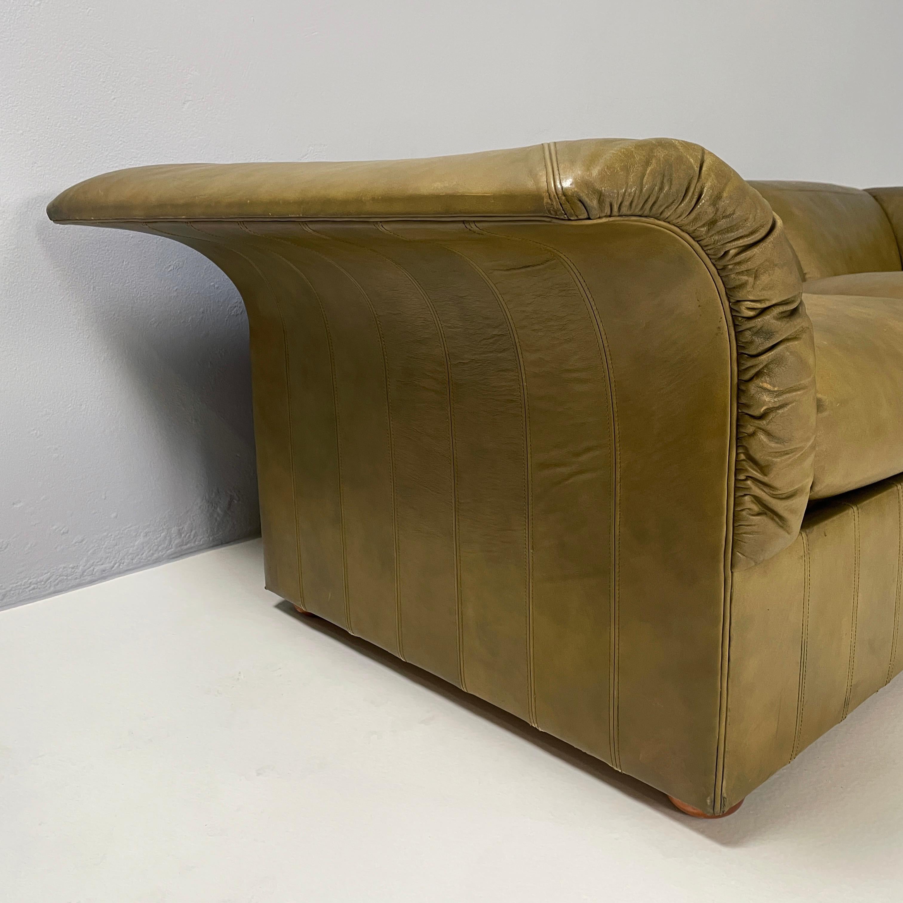Italian modern Green leather sofa by  Luigi Massoni for Poltrona Faru, 1970s For Sale 2