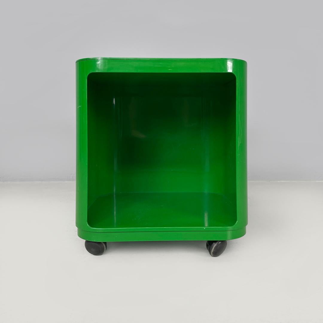 Moderner italienischer Couchtisch aus grünem Kunststoff 4979 Anna Castelli für Kartell, 1970er Jahre
Couchtisch oder Nachttisch Mod. 4979 aus grünem Kunststoff mit quadratischem Sockel, mit abgerundeten Ecken. Die Struktur hat eine vordere Öffnung,