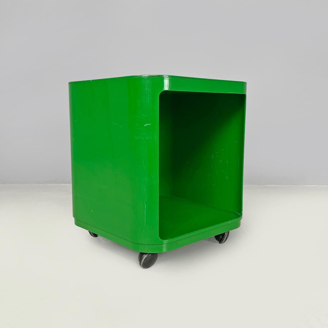 Moderner italienischer Couchtisch aus grünem Kunststoff 4979 Anna Castelli für Kartell, 1970er Jahre (Italienisch) im Angebot