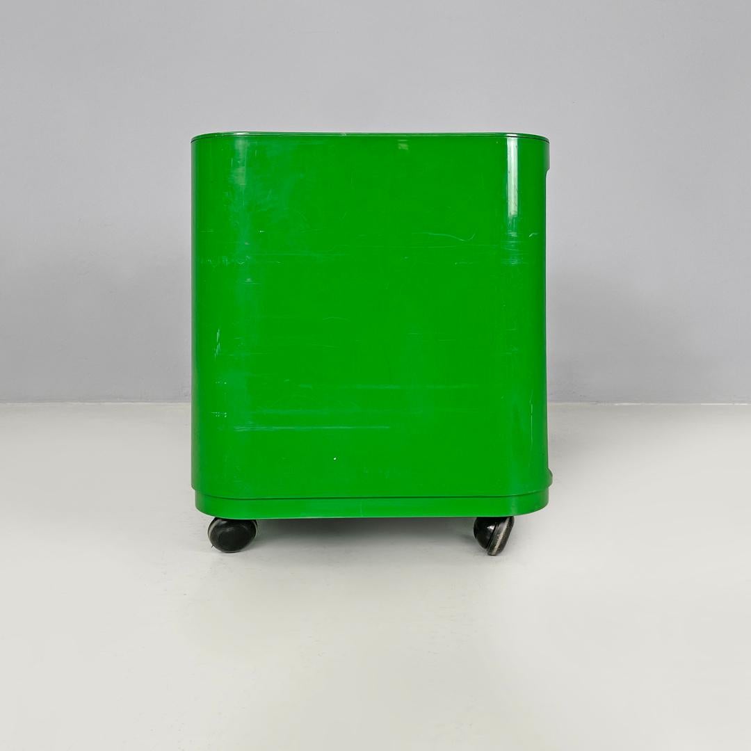Moderner italienischer Couchtisch aus grünem Kunststoff 4979 Anna Castelli für Kartell, 1970er Jahre im Zustand „Relativ gut“ im Angebot in MIlano, IT