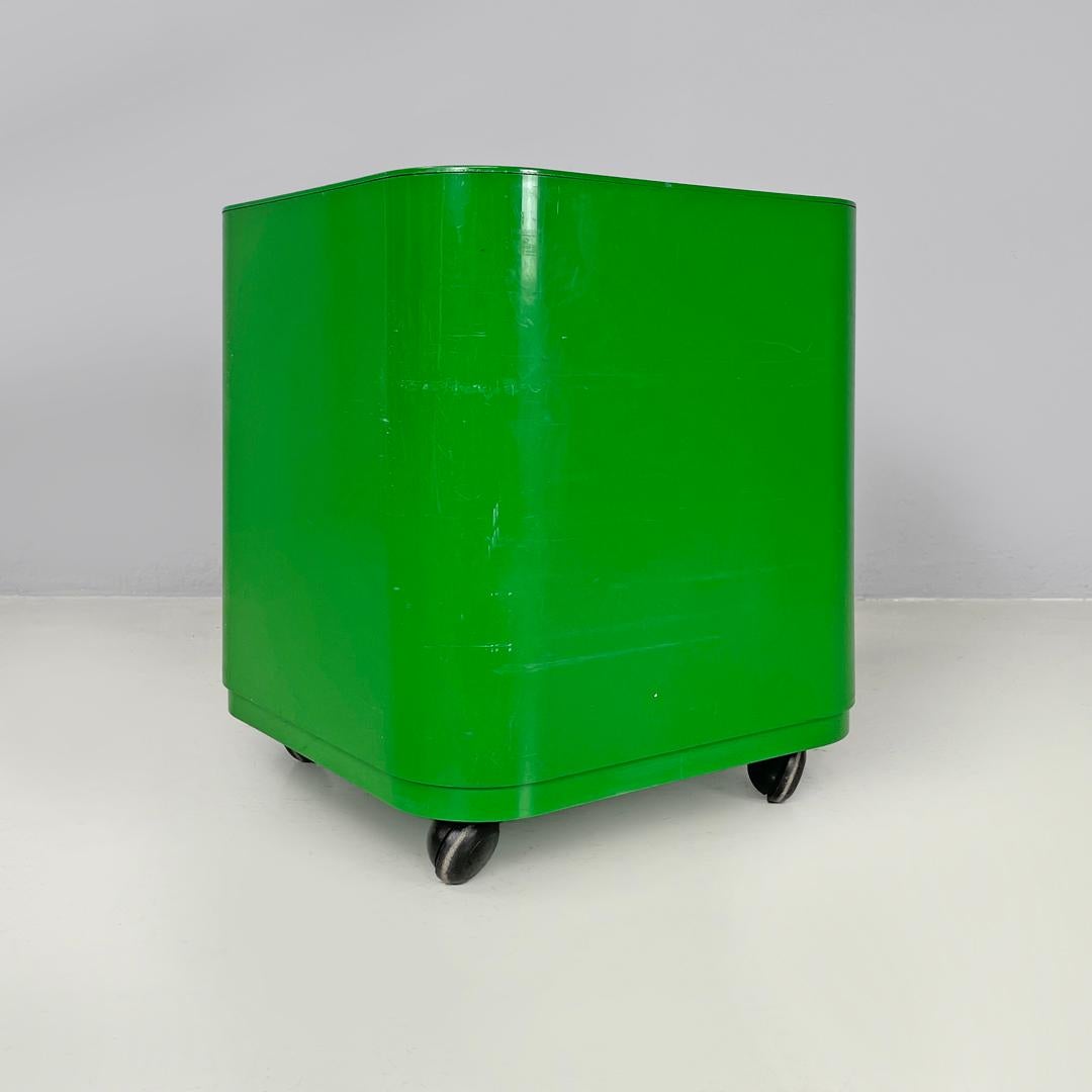Moderner italienischer Couchtisch aus grünem Kunststoff 4979 Anna Castelli für Kartell, 1970er Jahre (Ende des 20. Jahrhunderts) im Angebot