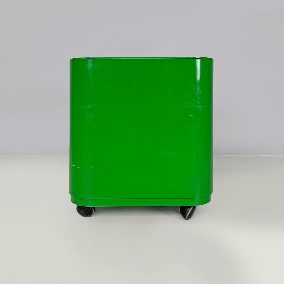 Moderner italienischer Couchtisch aus grünem Kunststoff 4979 Anna Castelli für Kartell, 1970er Jahre im Angebot 1