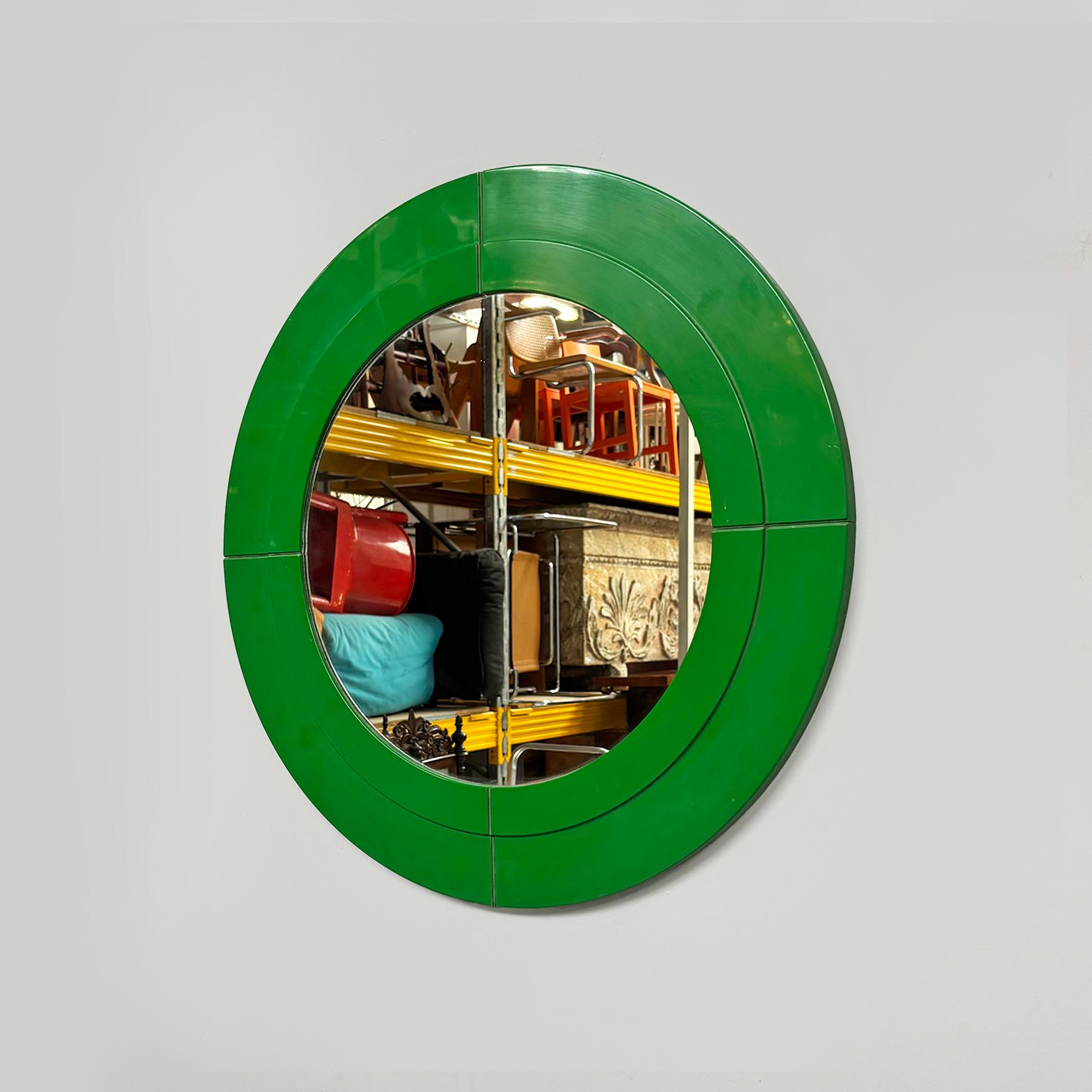 Miroir modulaire moderne italien en plastique vert par Anna Castelli pour Kartell, années 1970.
Miroir modulaire rond, composé de quatre segments identiques reliés entre eux au dos par des blocs de plastique blanc. Le cadre du miroir est entièrement
