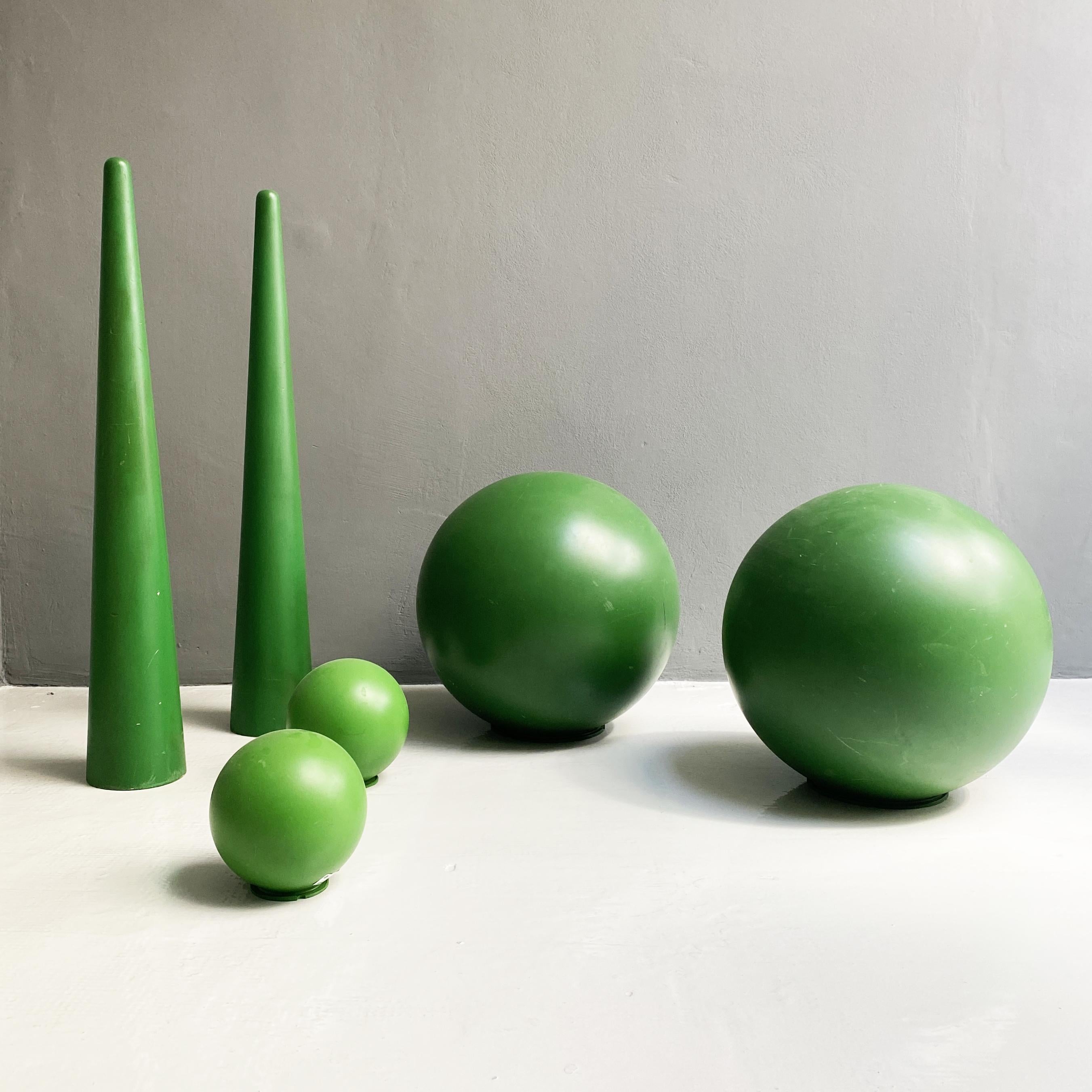 Green plastic props, 1990s
Green plastic props, the set consists of two cones, two large and two small balls. Made in Italy.

Good conditions, light signs.

Measures in cm cone: 17x101h large spheres: 48x54 small spheres: 21x20h.