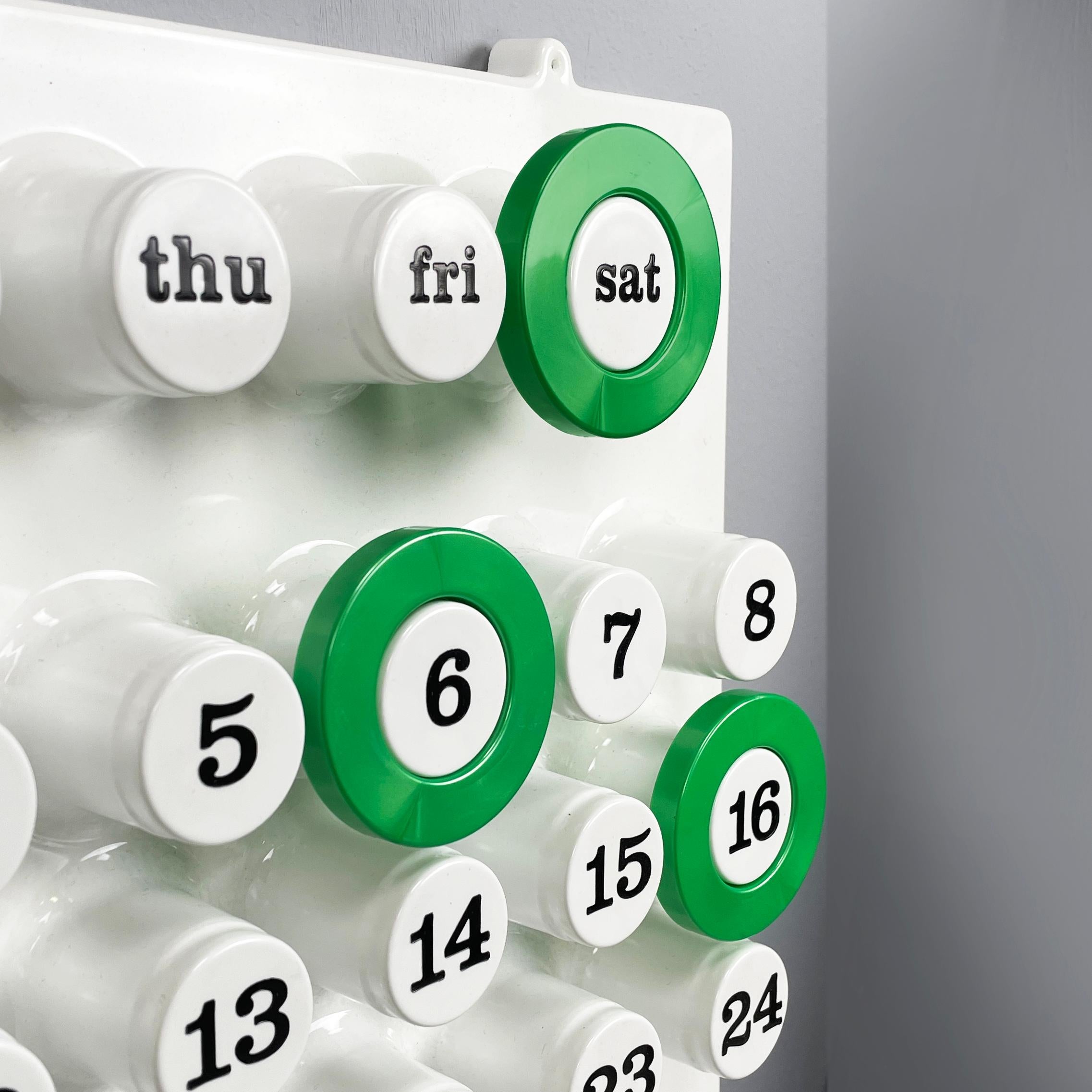 Italian modern green rings for the perpetual wall calendar by Ring A Date, 2020s
Set of 3 round rings for the perpetual wall calendar by Ring A Date, in green plastic. The ring has the function of marking the day, number and month on the calendar.