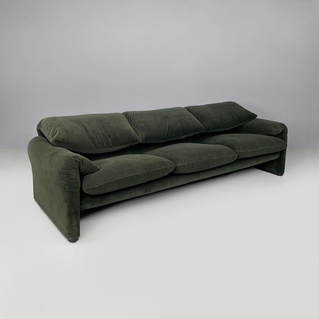 Sofá moderno italiano verde Maralunga de Vico Magistretti para Cassina, años 70
Sofá de tres plazas modelo Maralunga acolchado y tapizado en pana verde oscuro. Tiene un reposacabezas abatible independiente para cada asiento, con dos reposabrazos