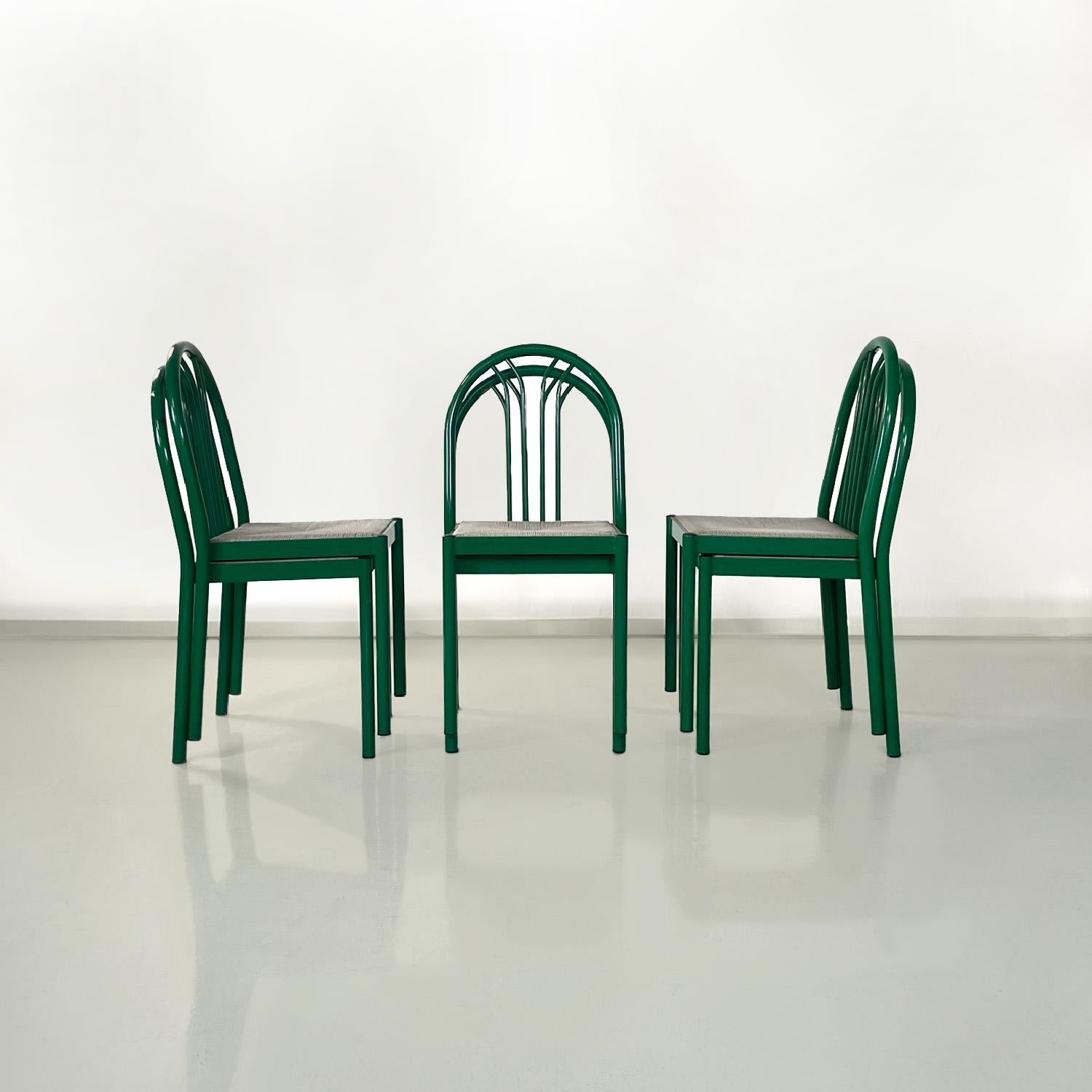 Chaises modernes italiennes empilables en métal tubulaire vert et en paille grise, années 1980
Ensemble de six chaises avec structure en métal et paille. La structure est en tubes métalliques peints en vert. Quatre tiges métalliques placées