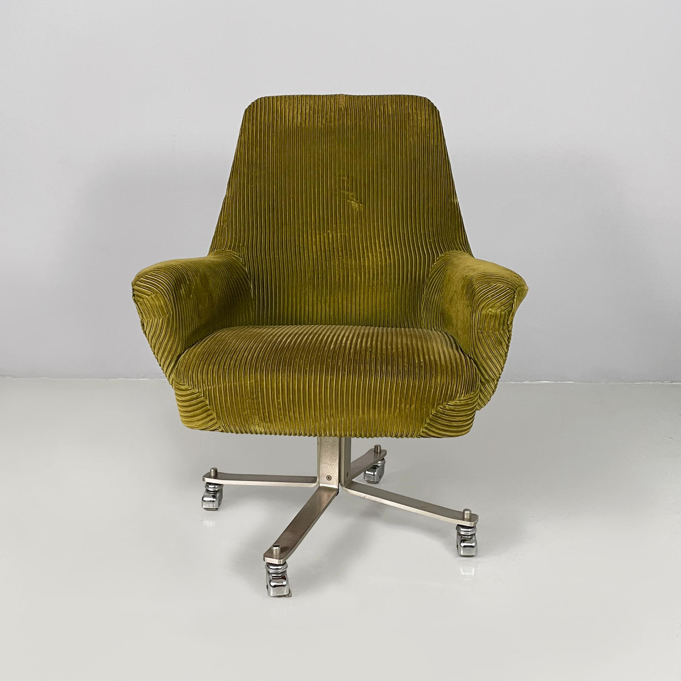 Silla de oficina moderna italiana de terciopelo verde de Giulio Moscatelli para Formanova, años 70
Silla o sillón de oficina con asiento y respaldo redondeados, acolchados y tapizados en pana verde. Los reposabrazos perfilados también están