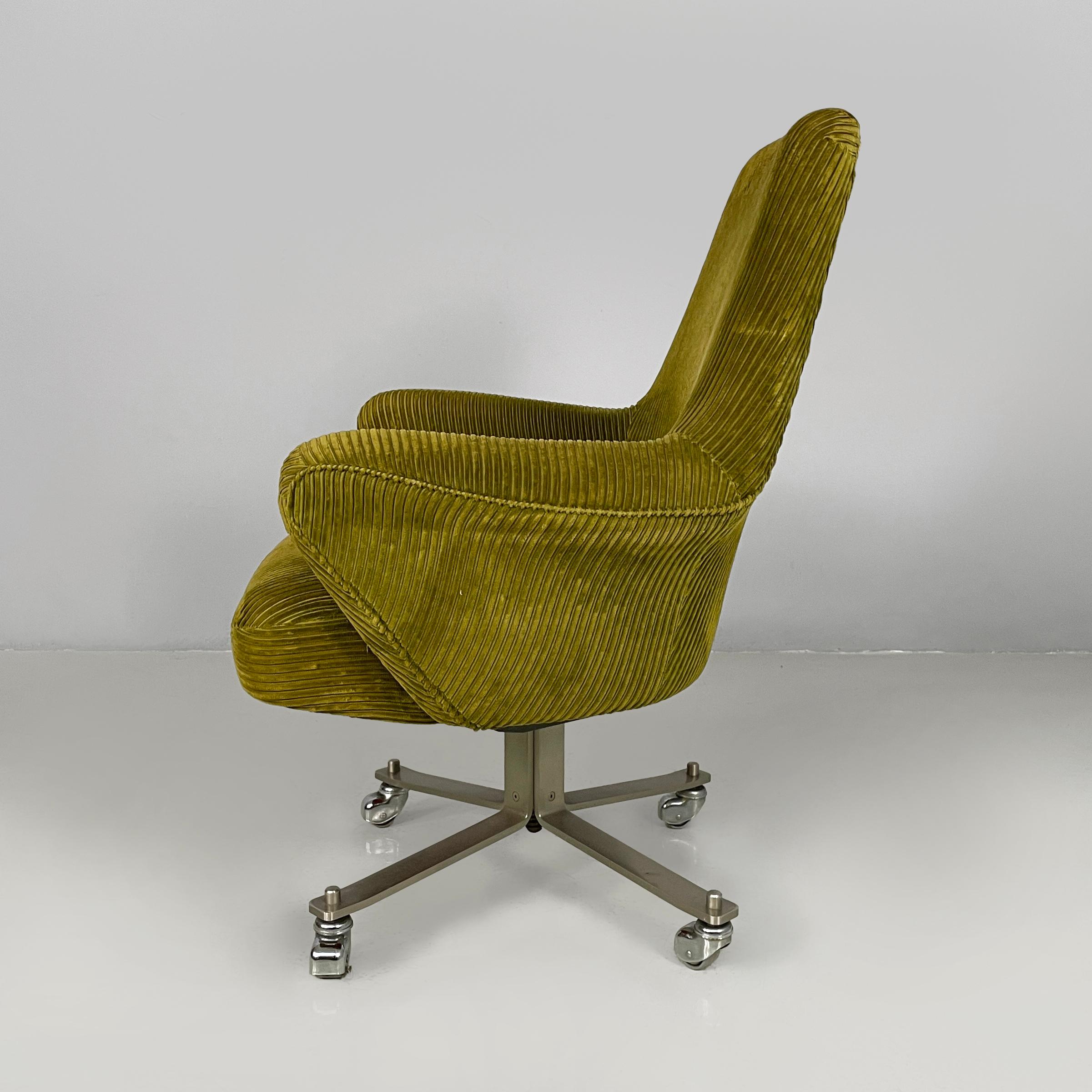 Silla de oficina moderna italiana de terciopelo verde de Moscatelli para Formanova, años 70 Moderno en venta