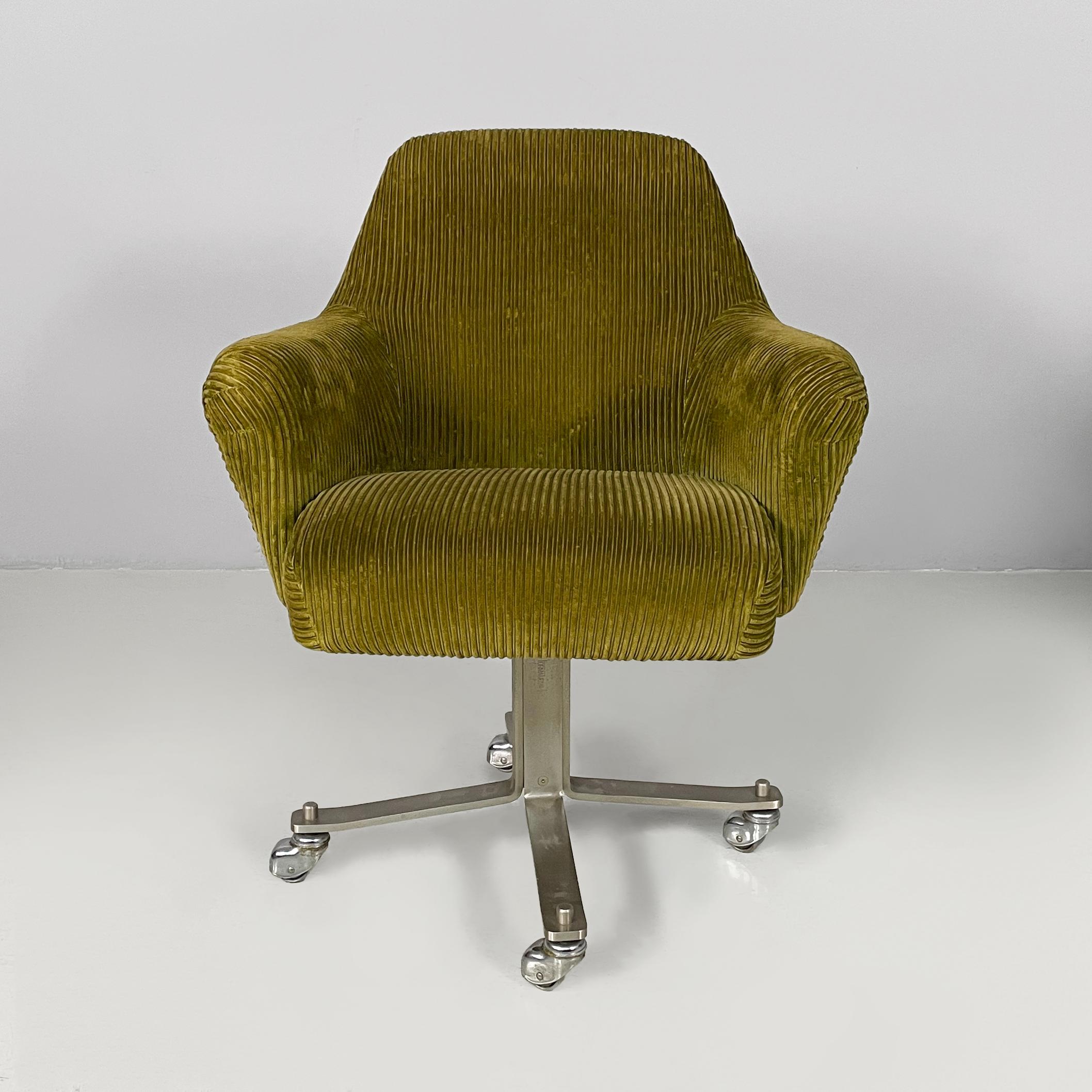 Sillas de oficina modernas italianas de terciopelo verde de Giulio Moscatelli para Formanova, años 70
Pareja de sillones o sillas de oficina con asiento y respaldo redondeados, acolchados y revestidos de pana verde. Los reposabrazos perfilados