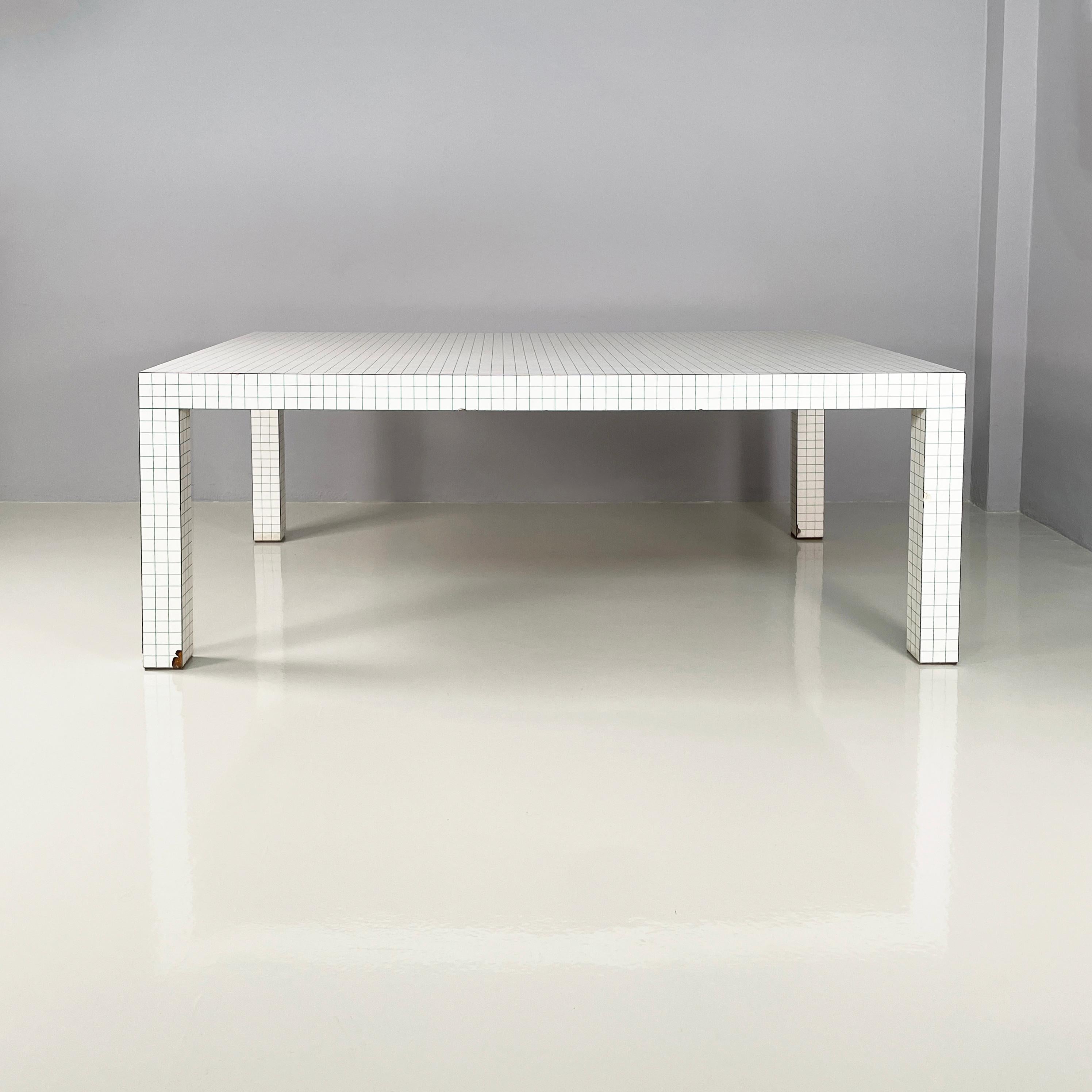 Table de salle à manger moderne italienne en stratifié vert et blanc Quaderna Design/One Superstudio Zanotta, années 1970
Table de salle à manger mod. Quaderna en bois avec finition stratifié blanc avec impression de carrés de 3 cm de côté doublés